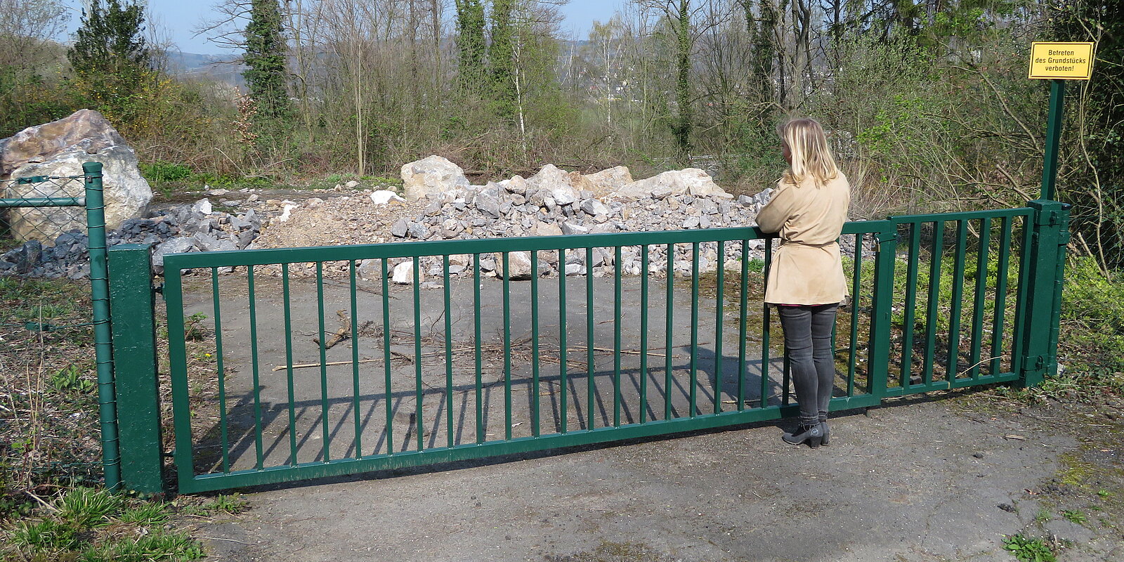 Steinhaufen hinter Zaun