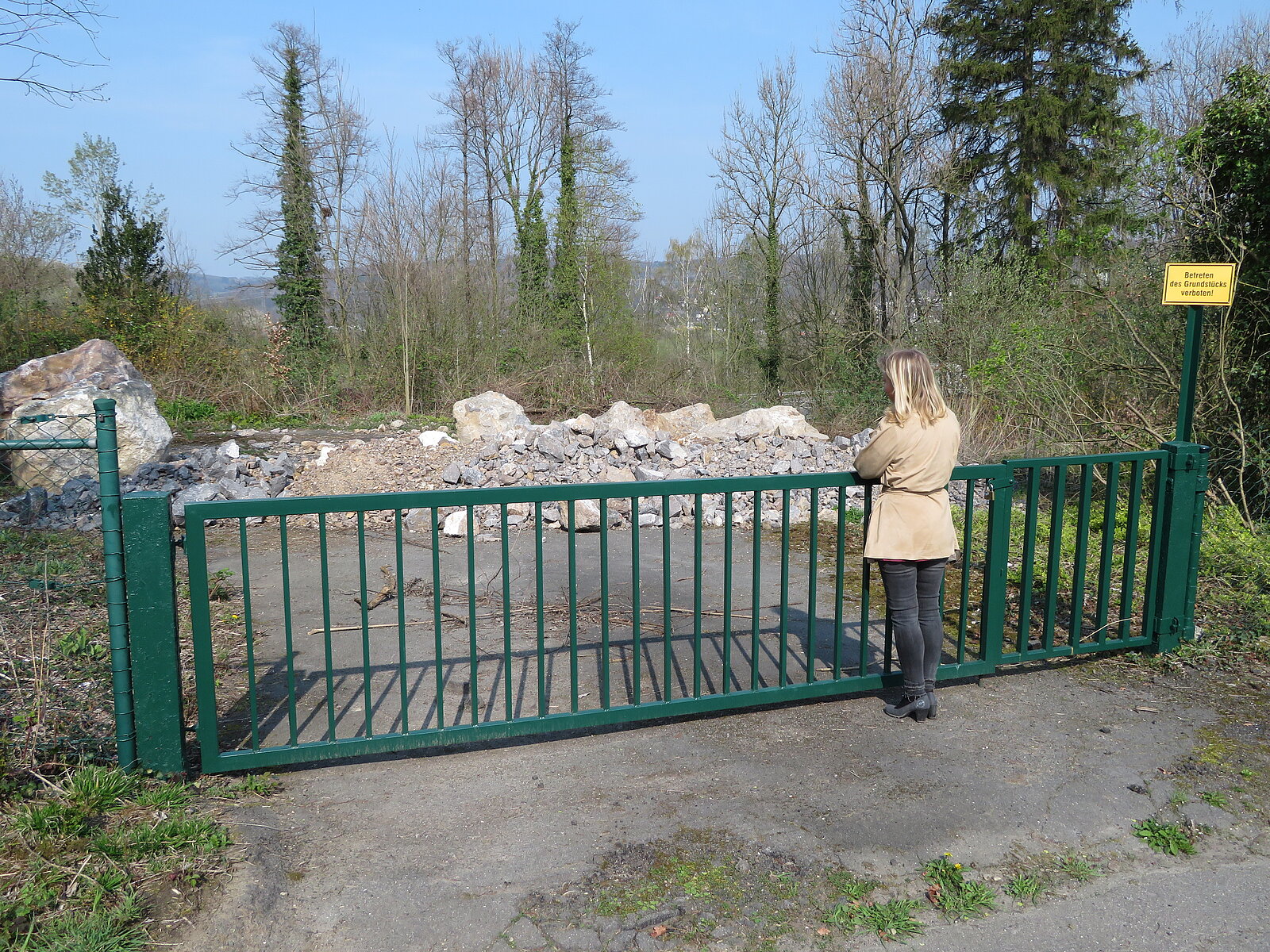 Steinhaufen hinter Zaun