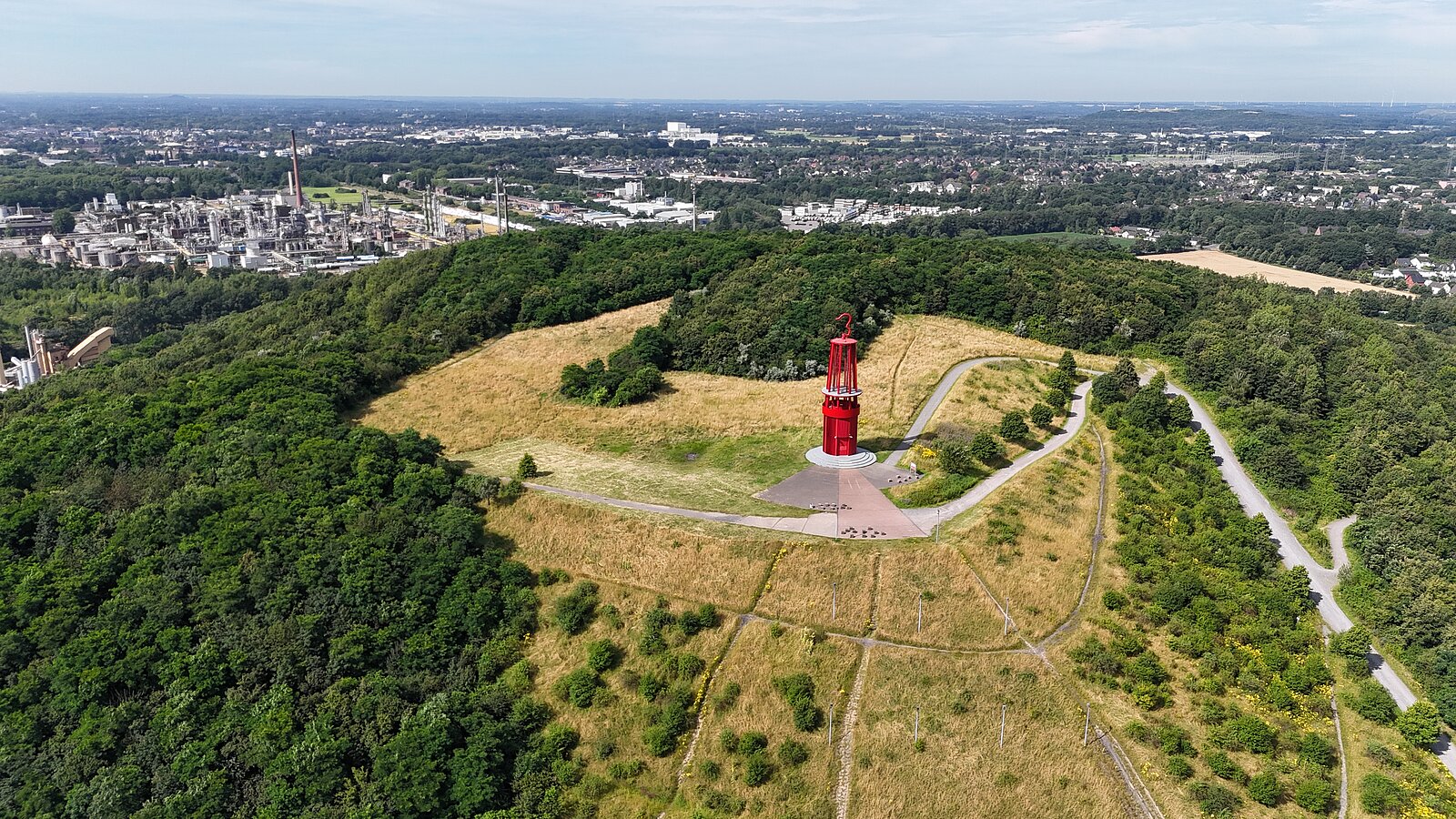 Begehbare beleuchtete Grubenlampe in der Nacht