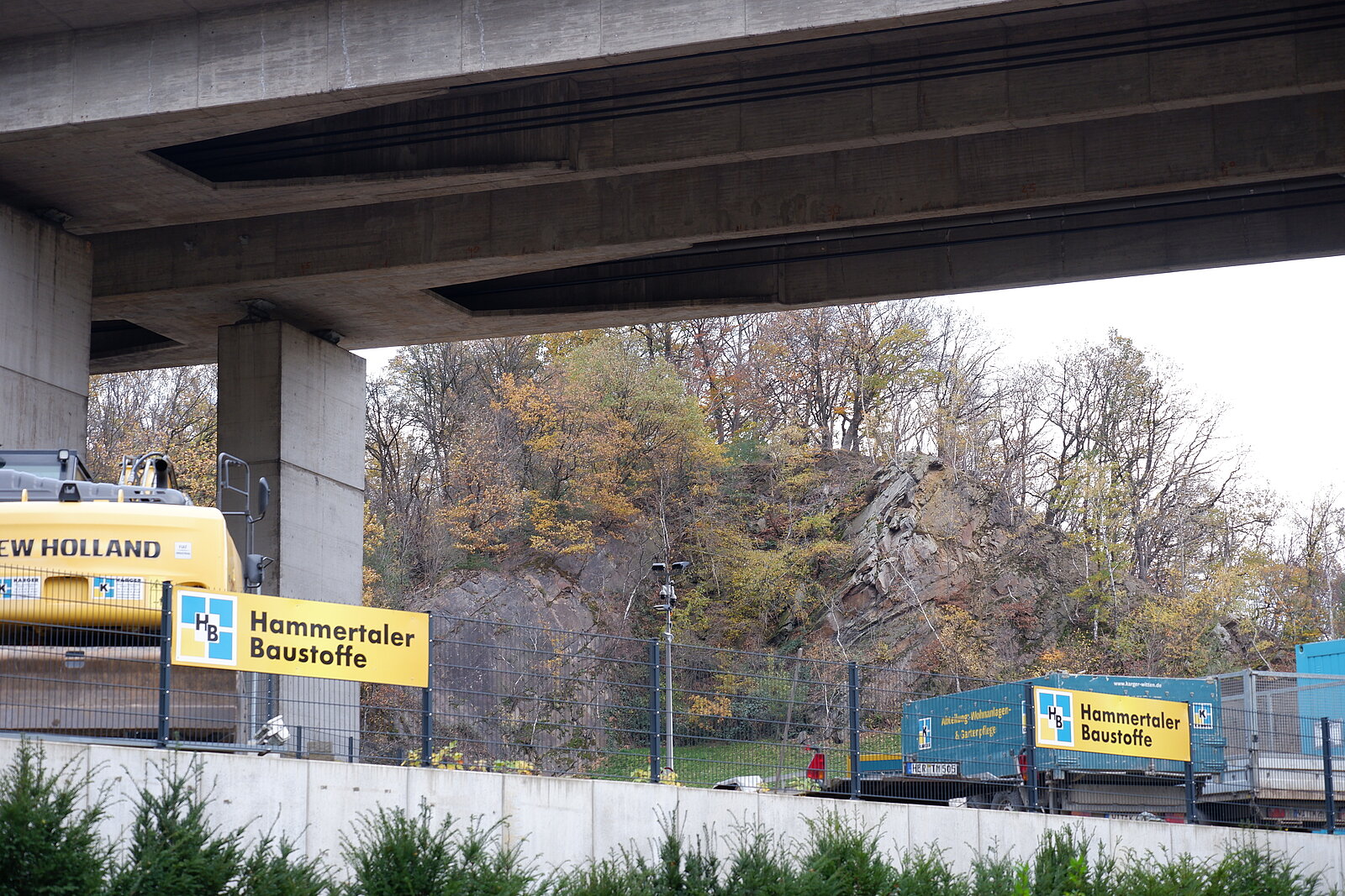 Steinbruchwand hinter Rasen