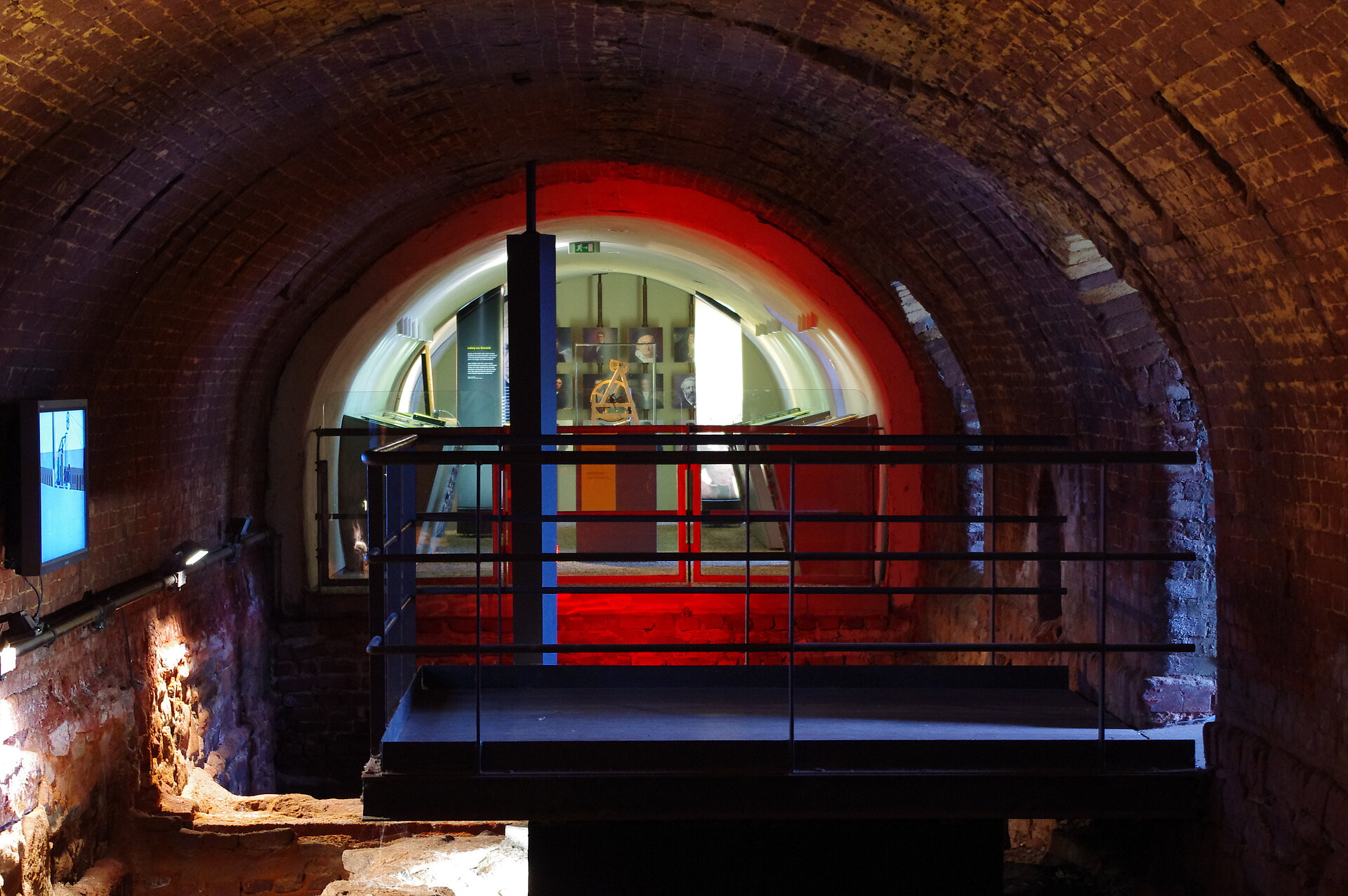 Blick auf ehemaligen Schacht und Ausstellung