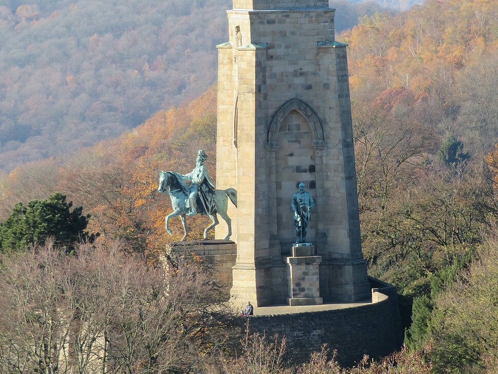 Denkmal mit Reiterstatue von oben