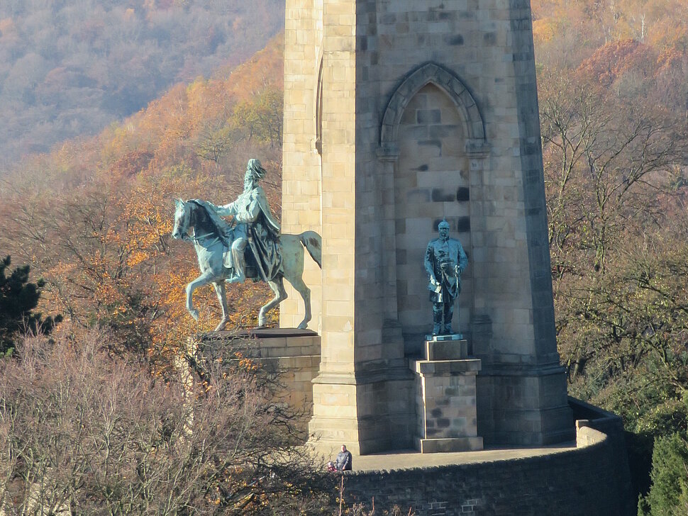 Denkmal mit Reiterstatue von oben