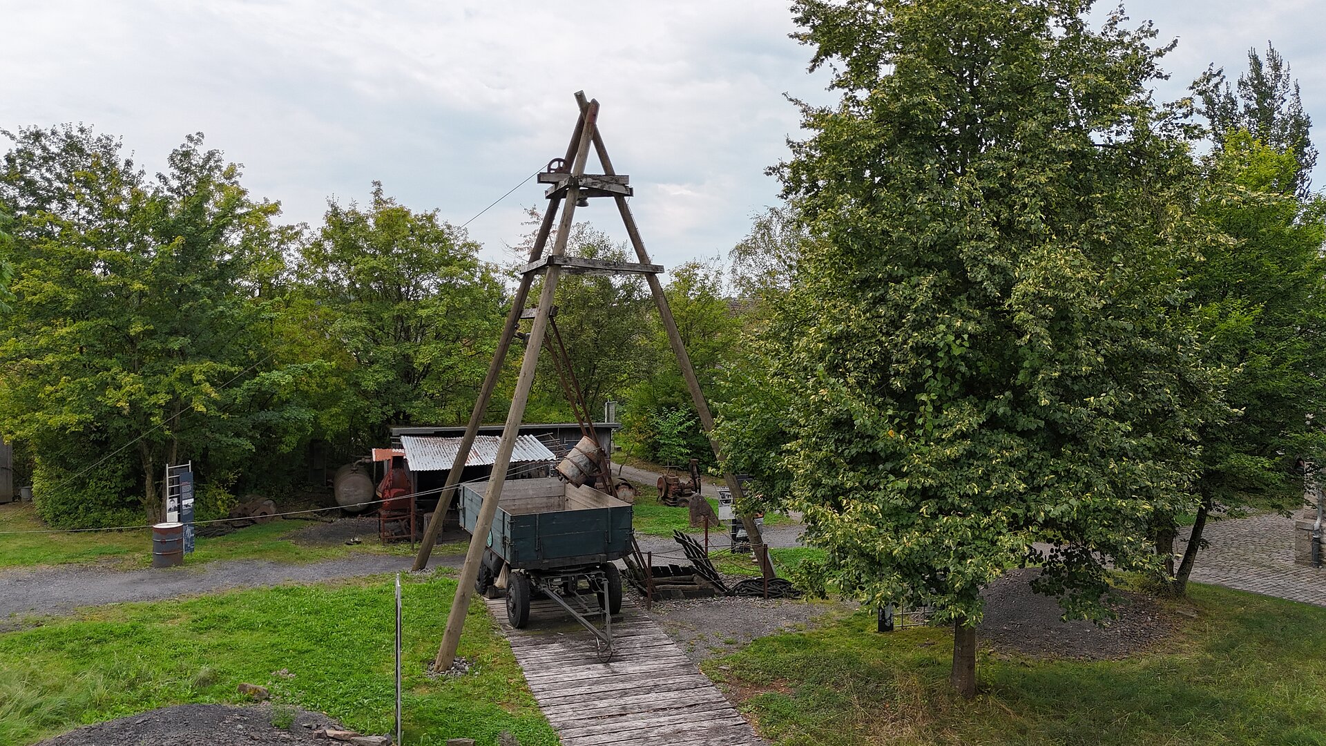 Fördergerüst aus drei Holzpfählen und LKW