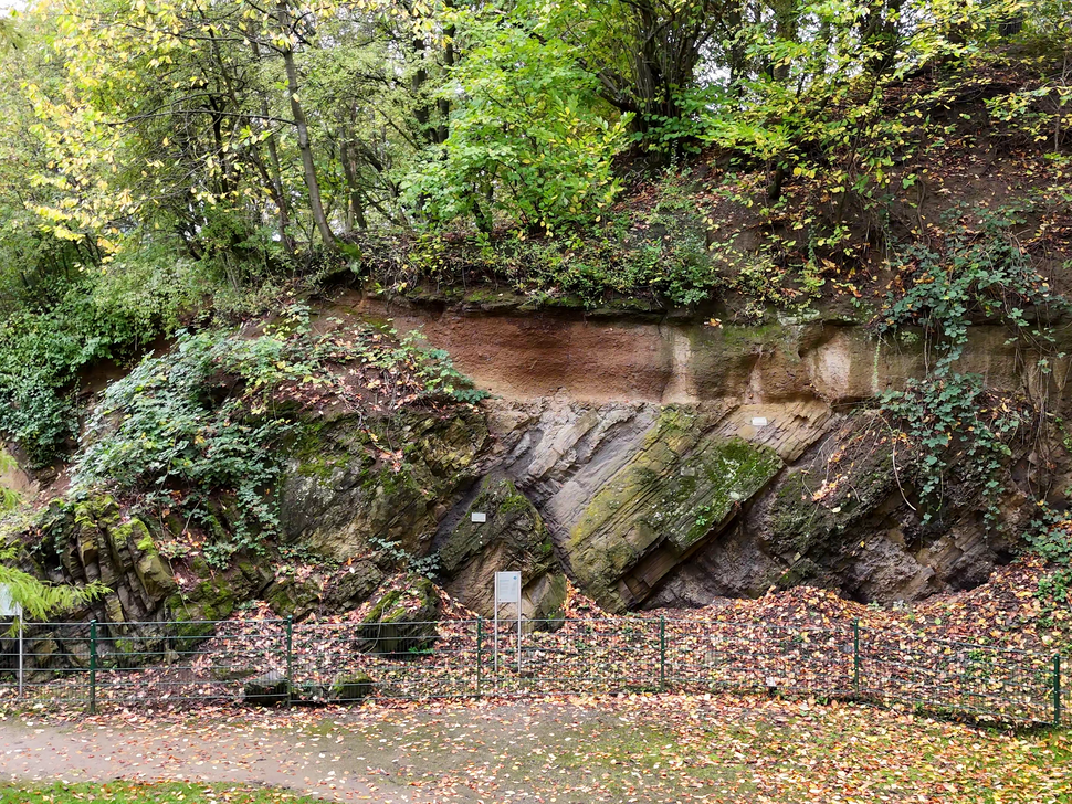 Hotozontale Schichten über schräg stehenden Schichten. 
