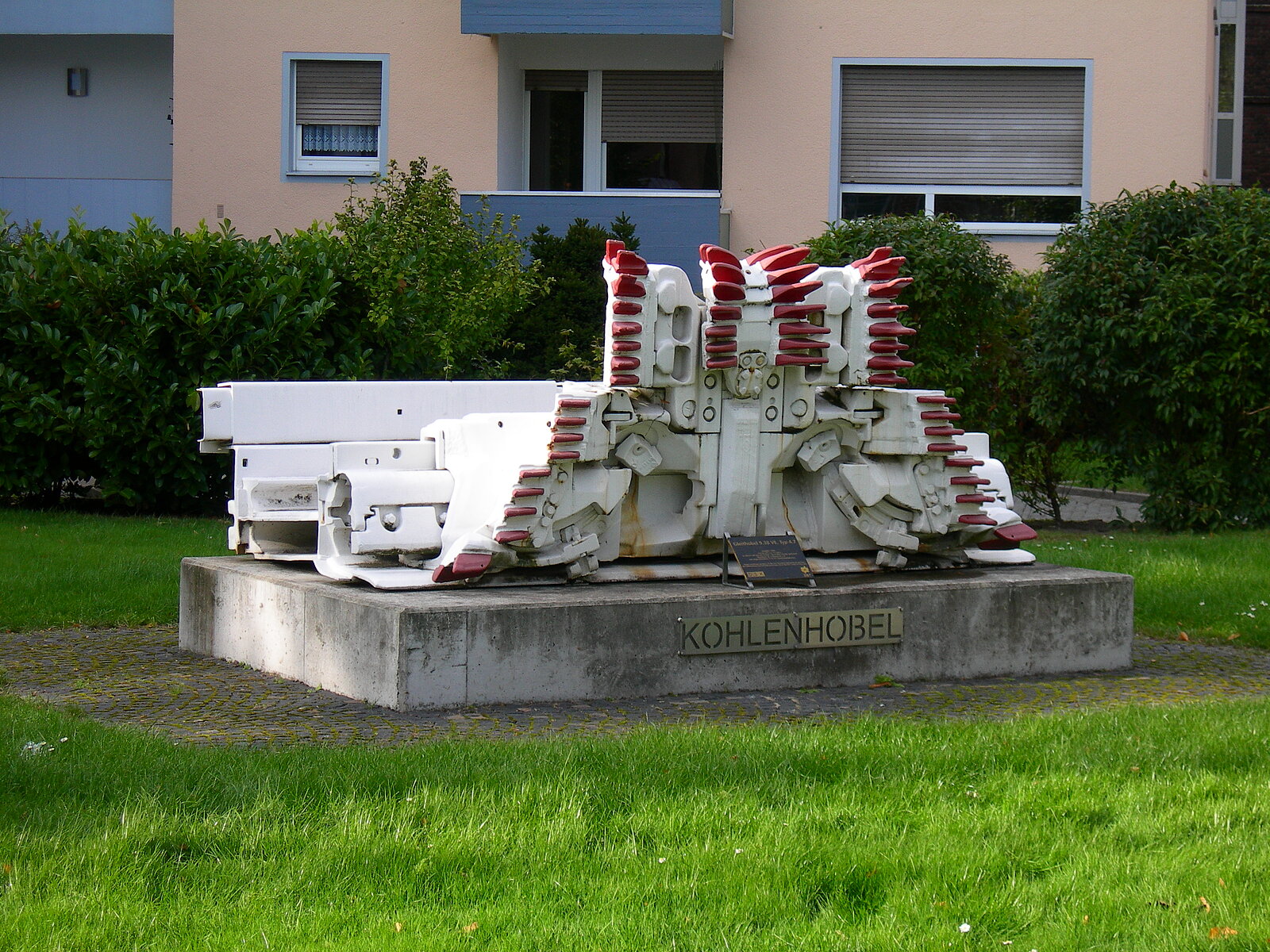 Weißer Kohlenhobel in Wohngebiet