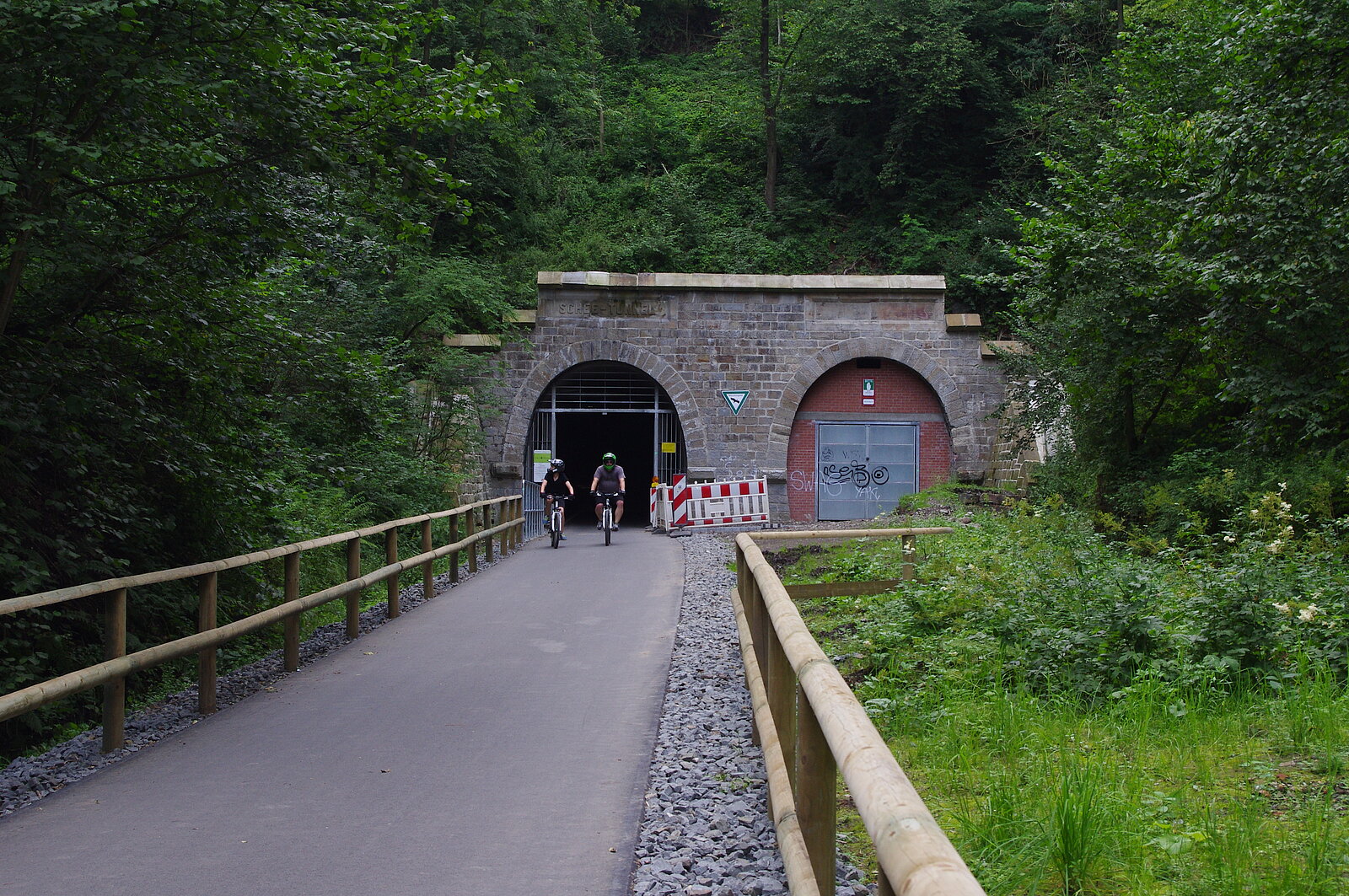Weg mit Radfahrern vor Tunnel