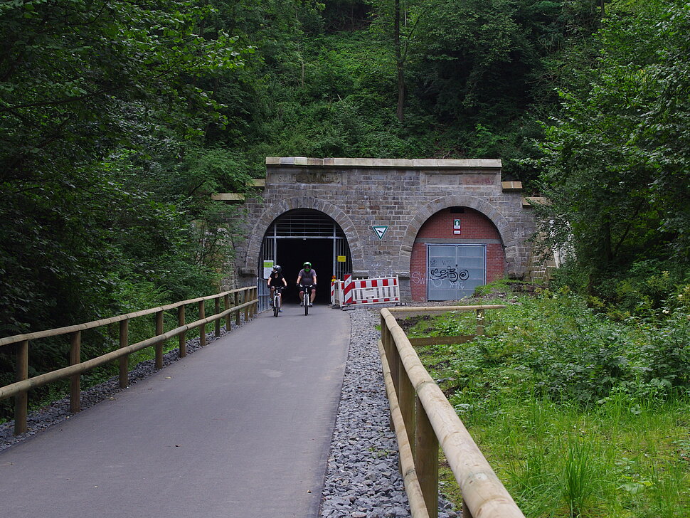 Weg mit Radfahrern vor Tunnel