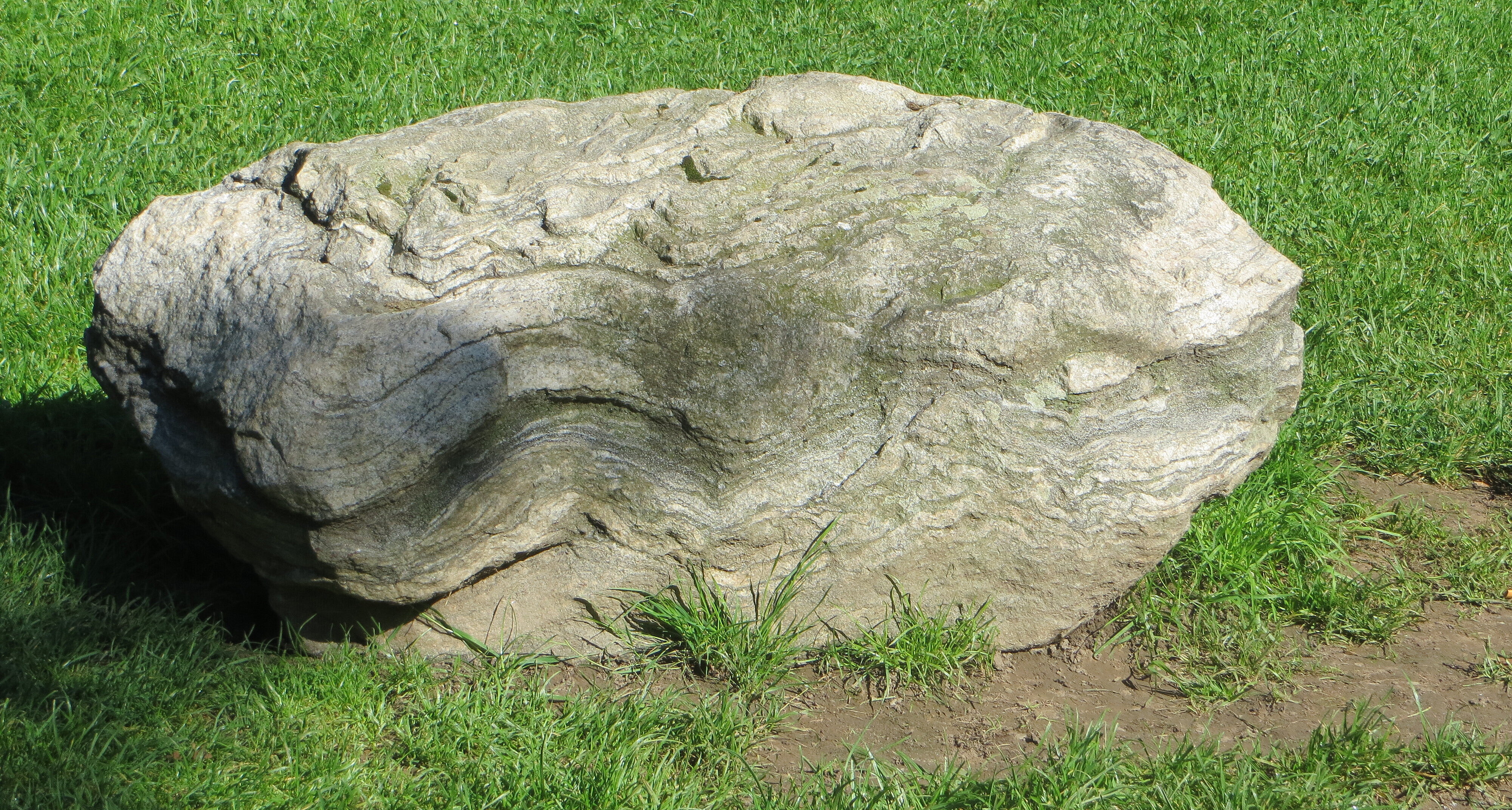 Felsblock auf Rasen