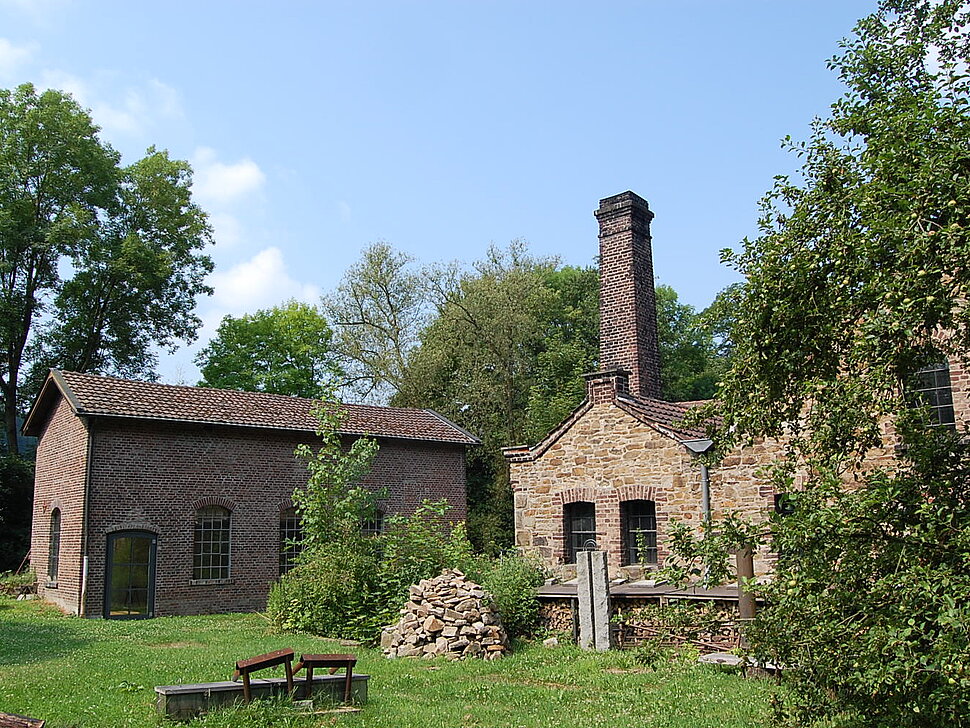 Mehrere Natursteingebäude mit Kamin