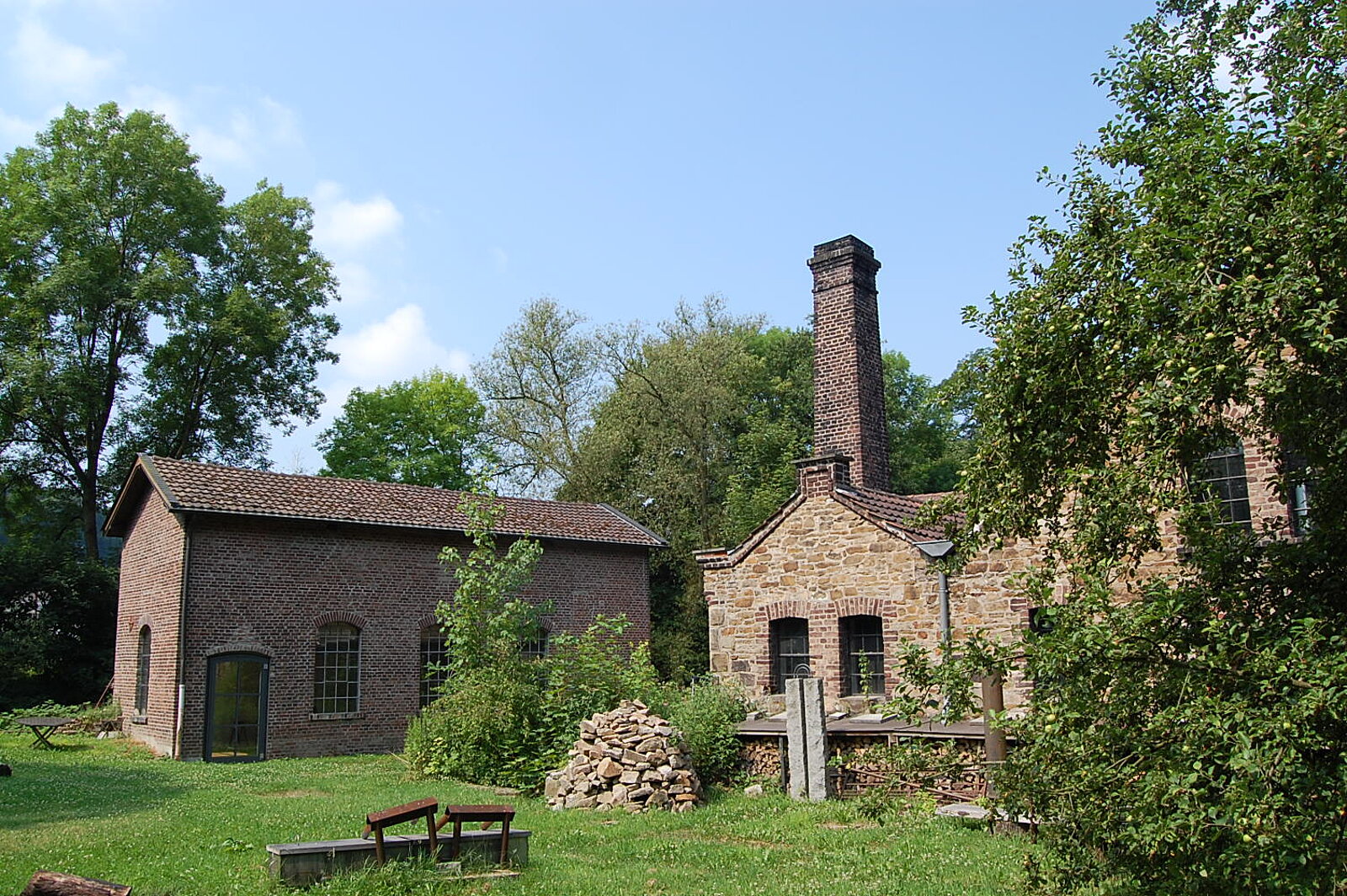 Mehrere Natursteingebäude mit Kamin