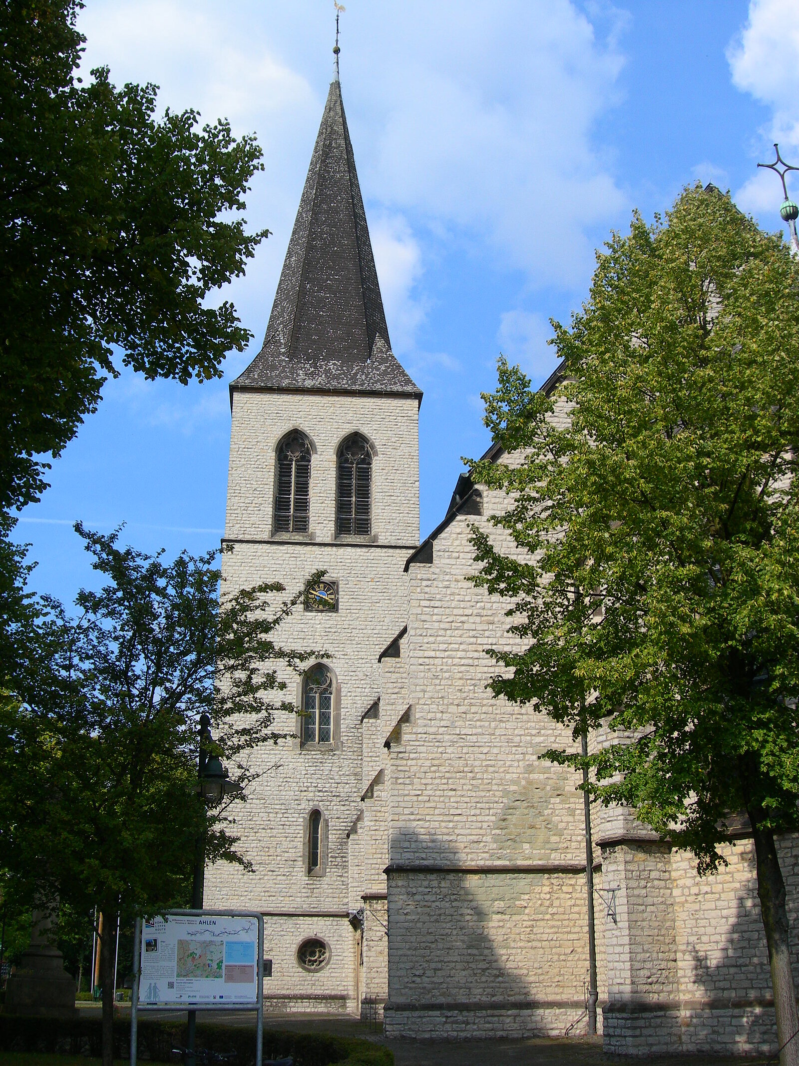 Kirche mit Infotafel