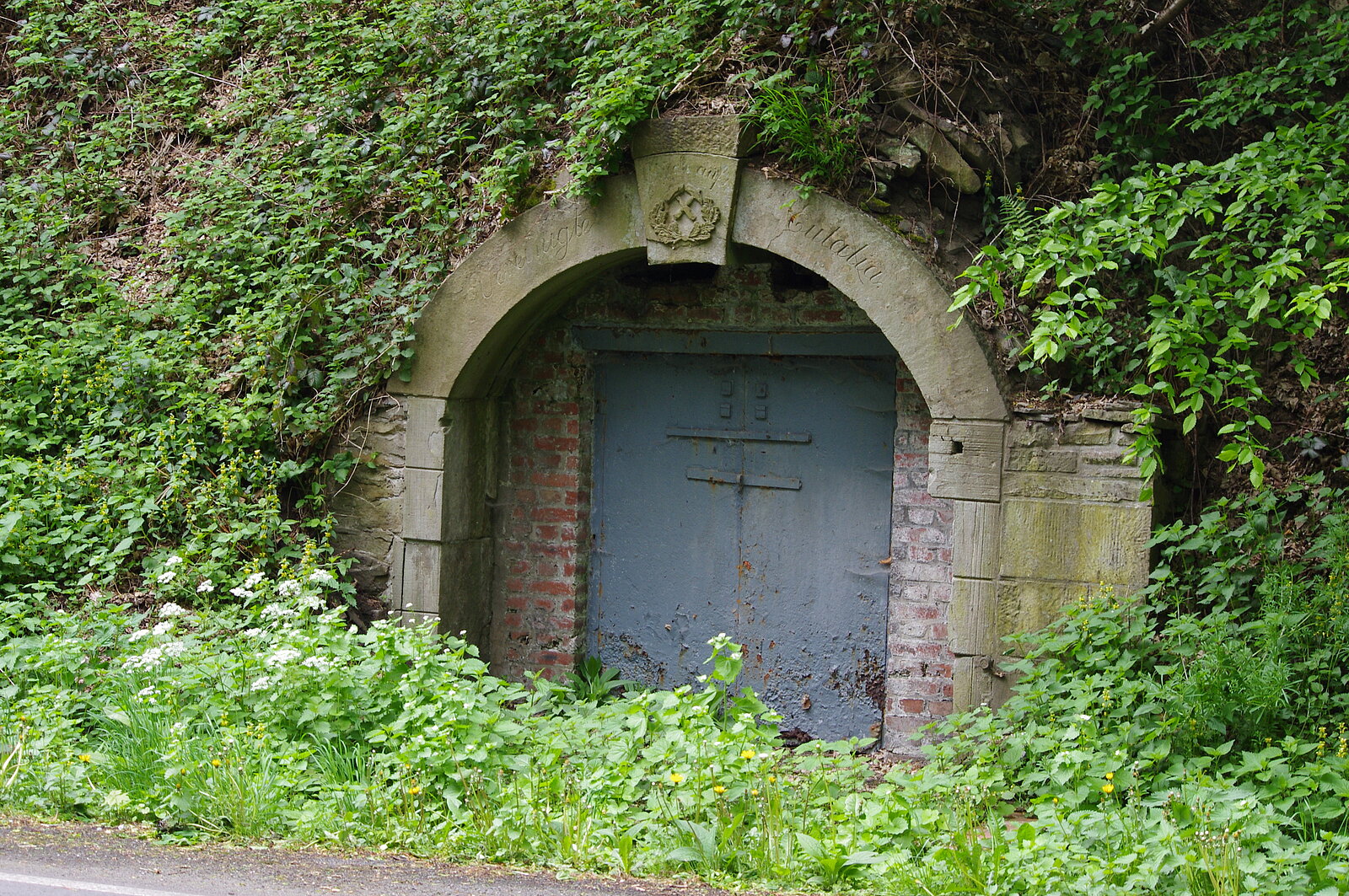 Stollenmundlich mit Tür