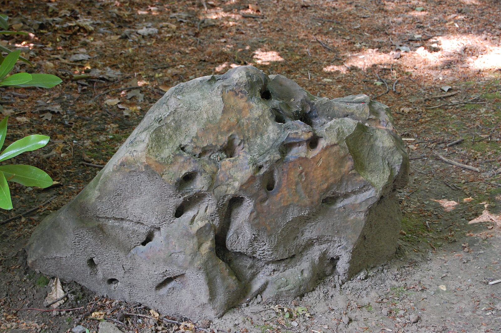 Stein mit bräunlichen Stellen und Löchern