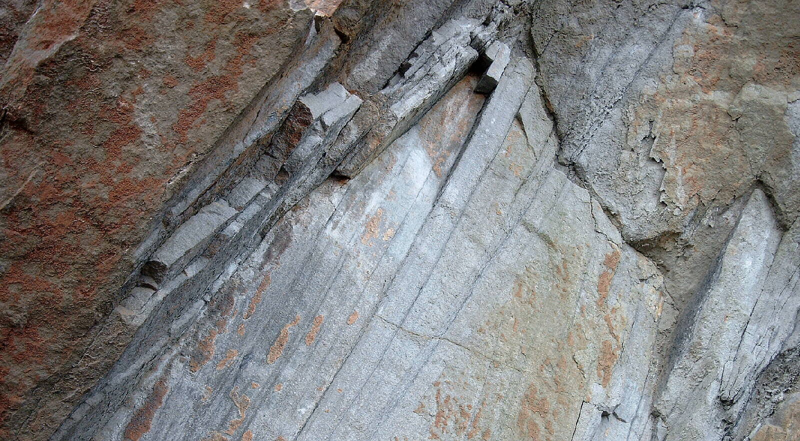 Feine Linien mit wechselnder Richtung in hellem Sandstein