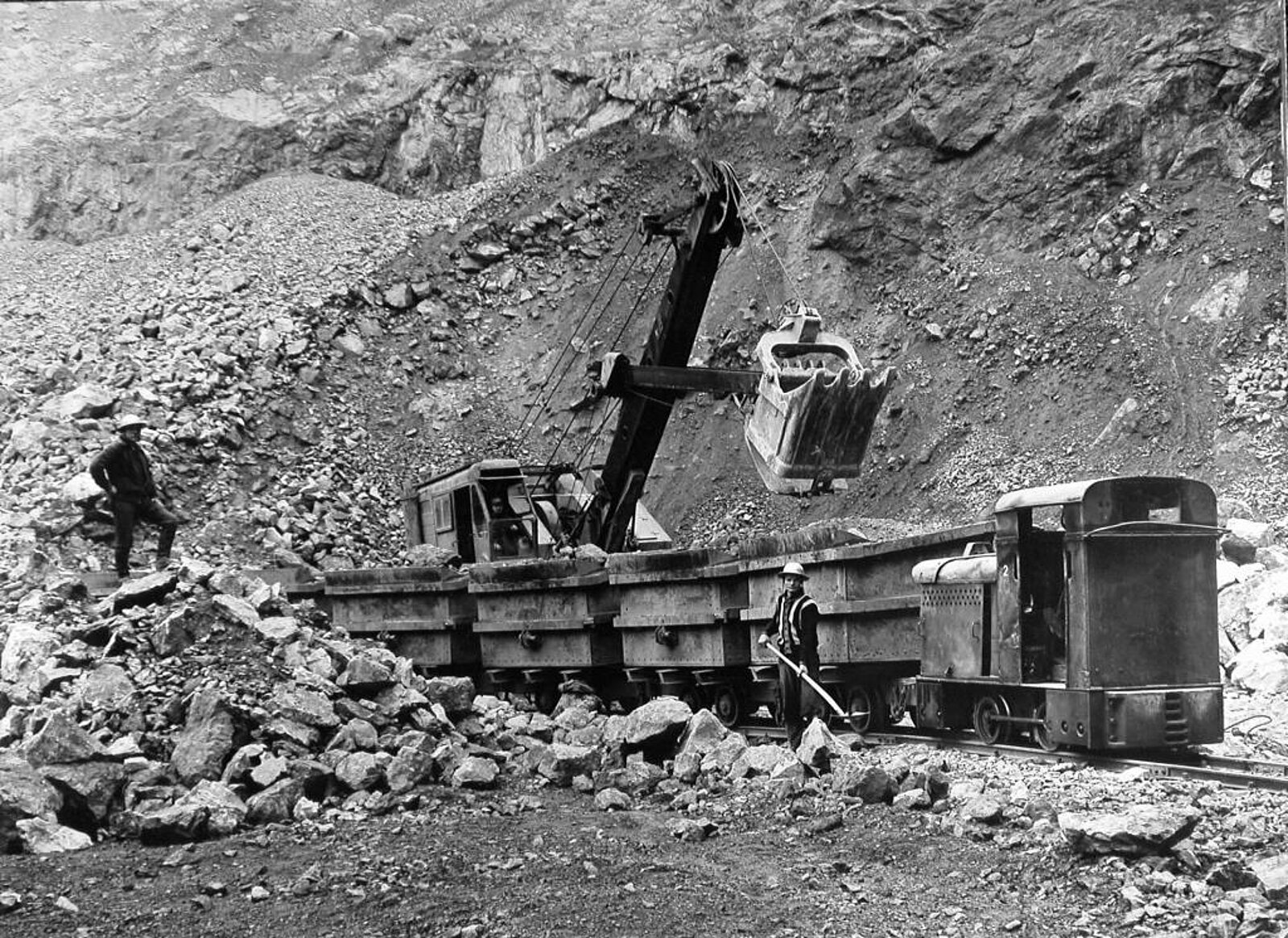 Historisches Bild der Arbeit im Steinbruch.