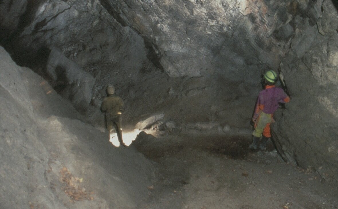 Zwei Leute in Höhle