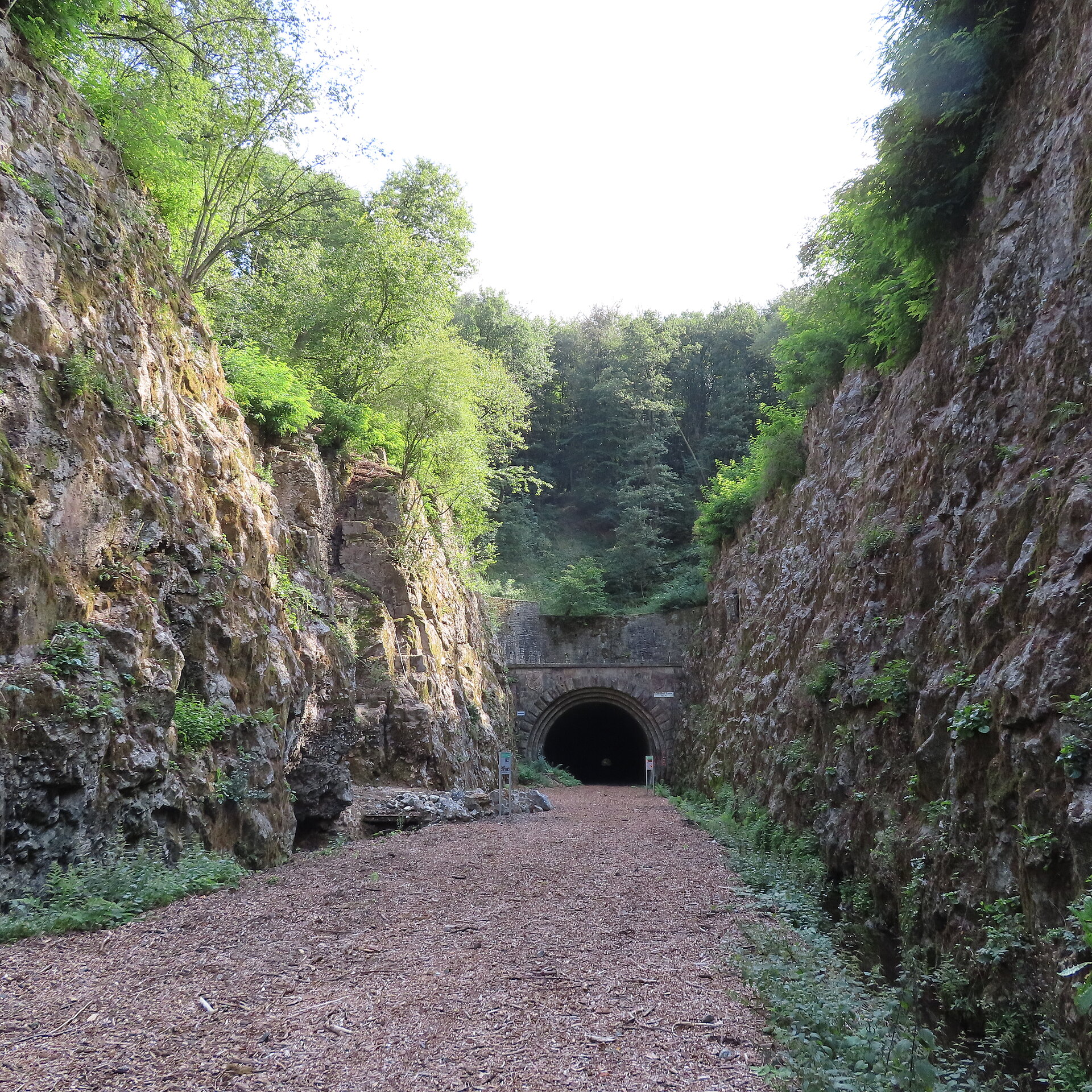 Schlucht mit Tunneleingang und Infotafeln