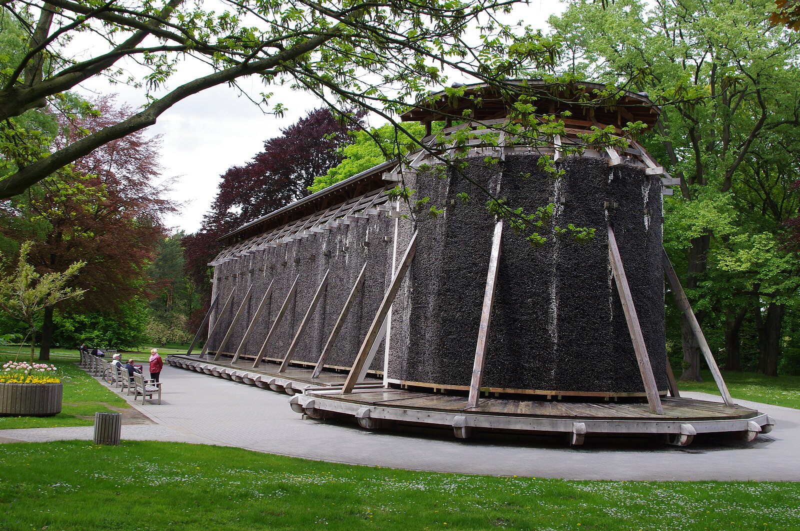 Gradierwerk und Parkbesucher