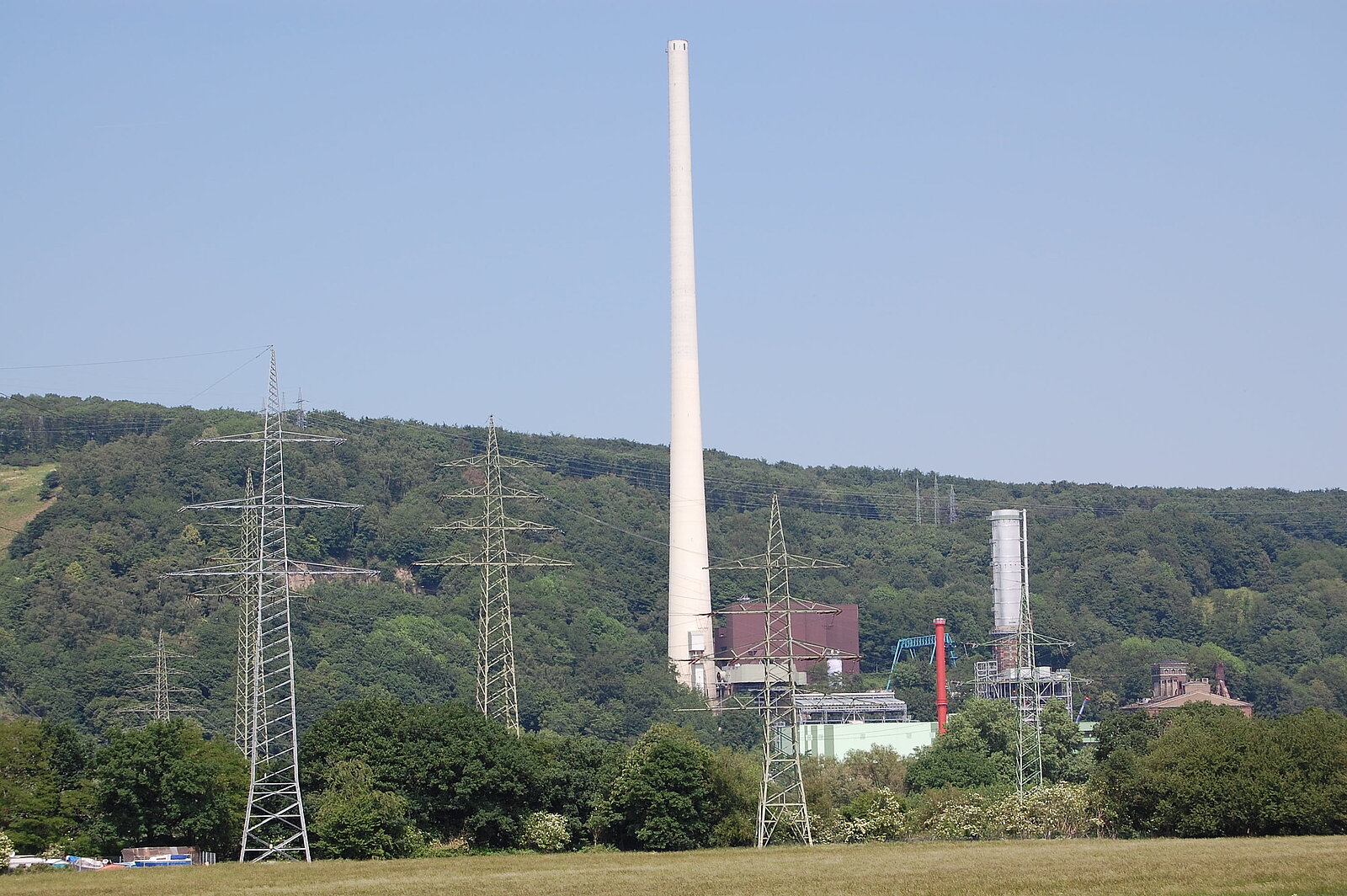 Kraftwerk mit hohem Schornstein