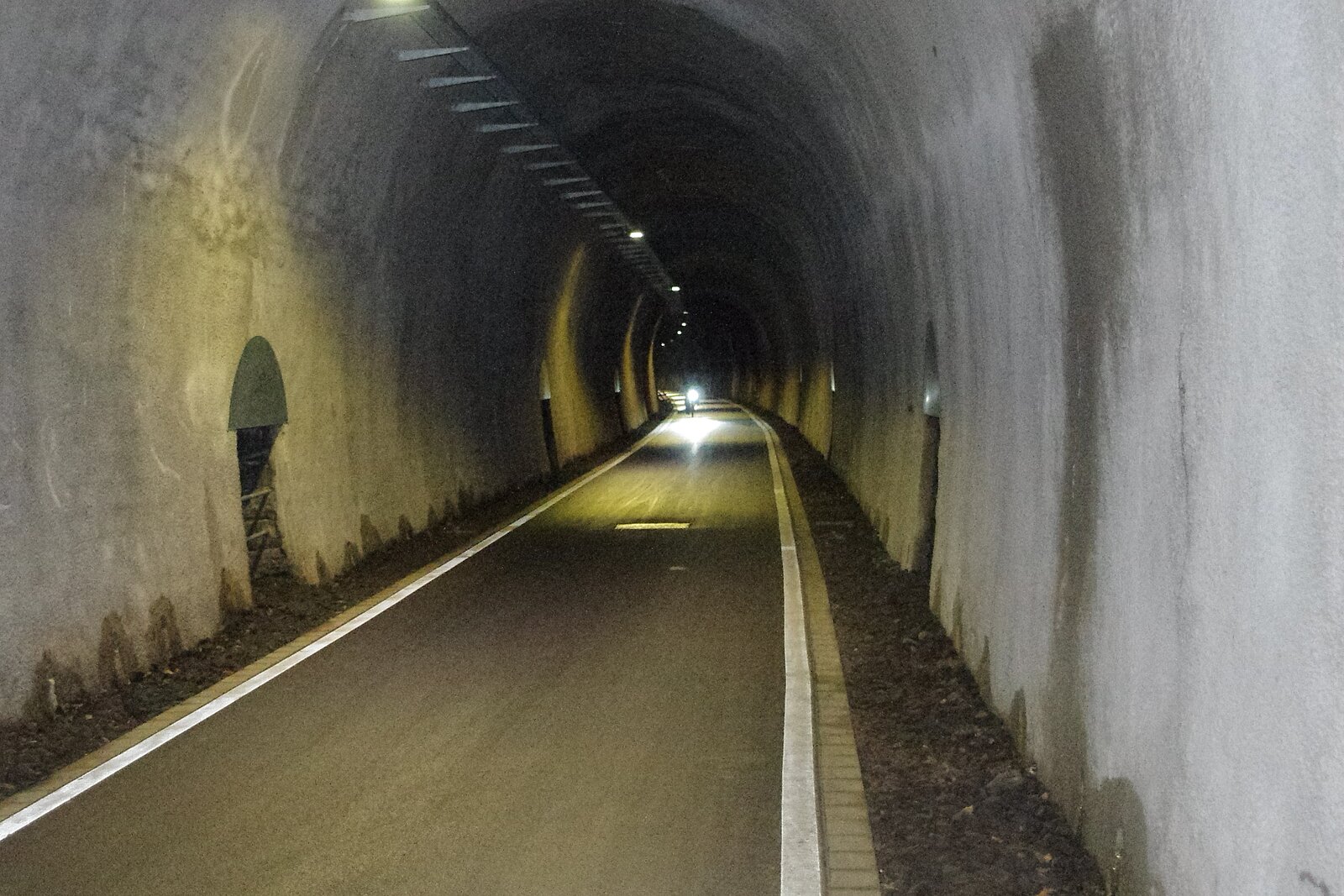 Radweg in Tunnel mit Nischen.