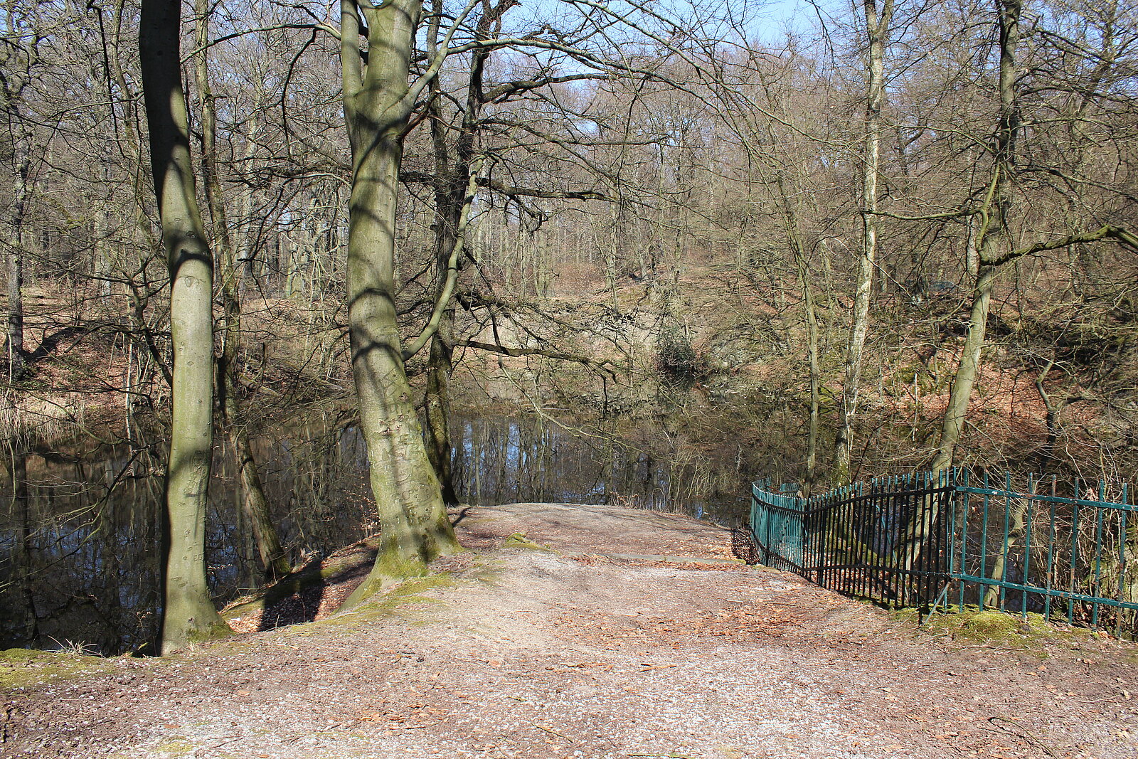 Mit See gefüllter Steinbruch