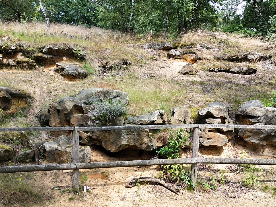 gelb-rötlicher Sandstein mit Löchern