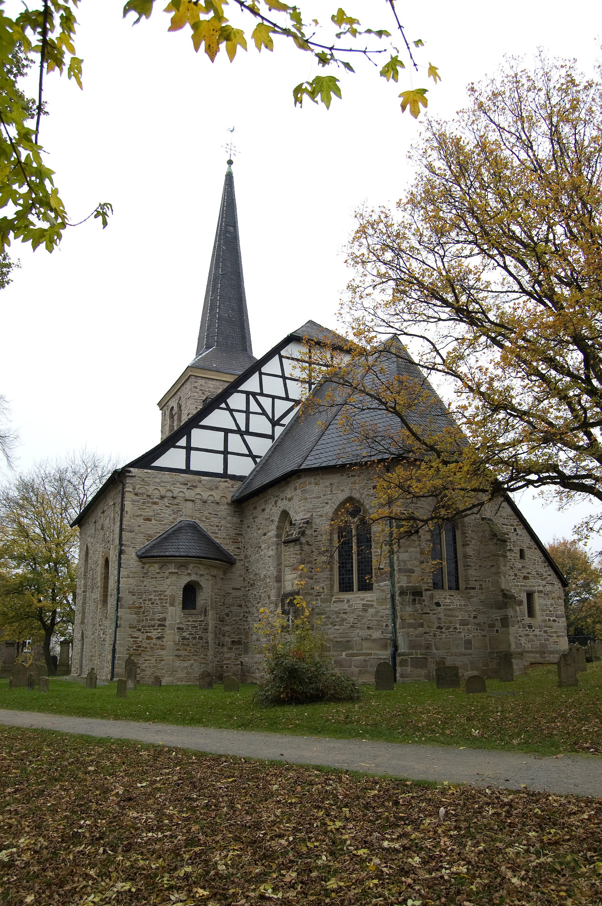 Kirche aus Naturstein mit Fachwerk