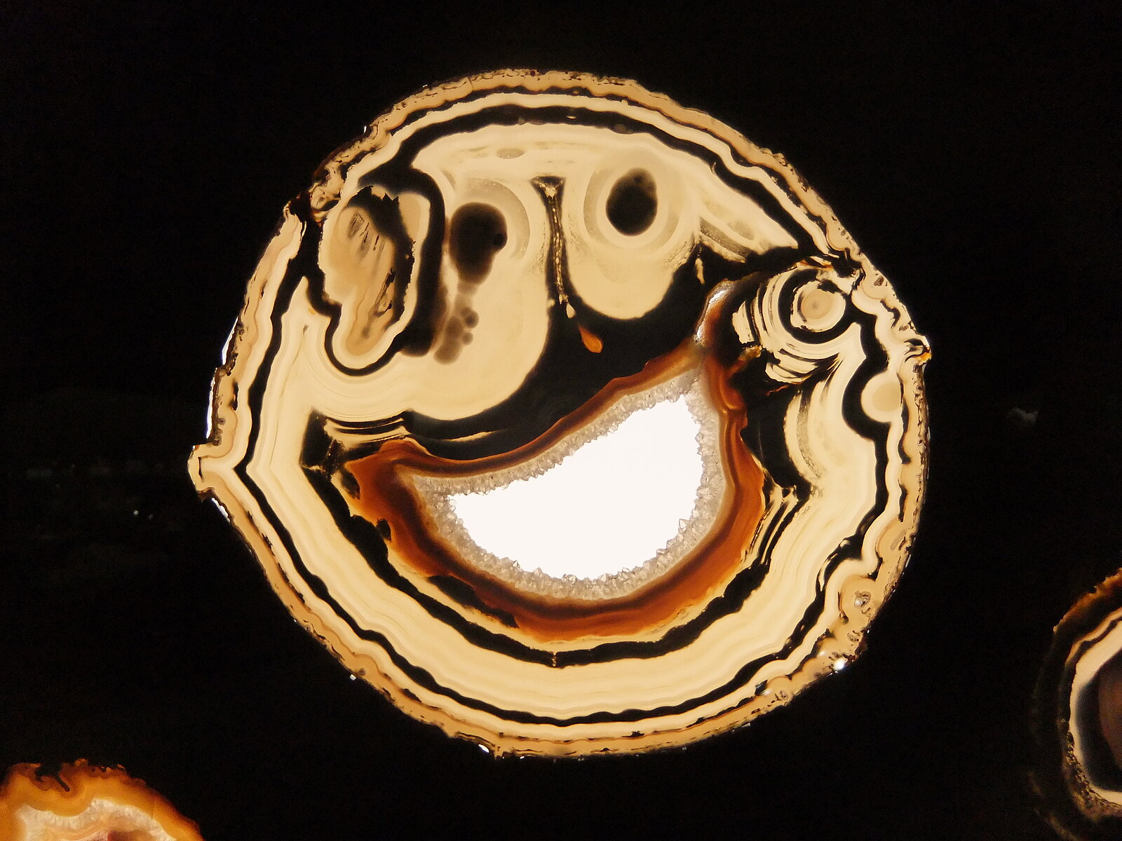 Natürliche Struktur in einer Achatscheibe, die ein lachendes Gesicht suggeriert