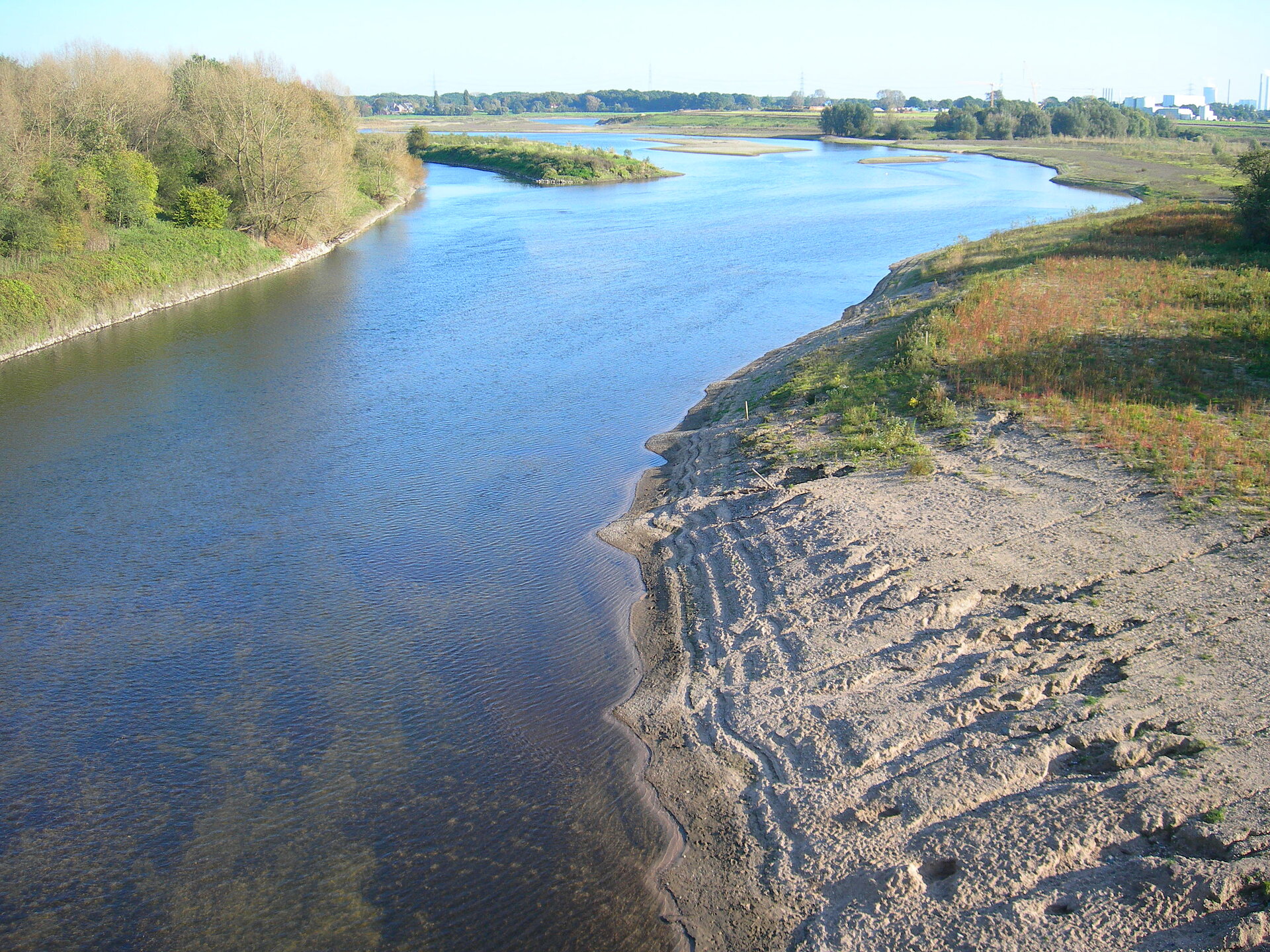 Fluss mit sandigem Ufer