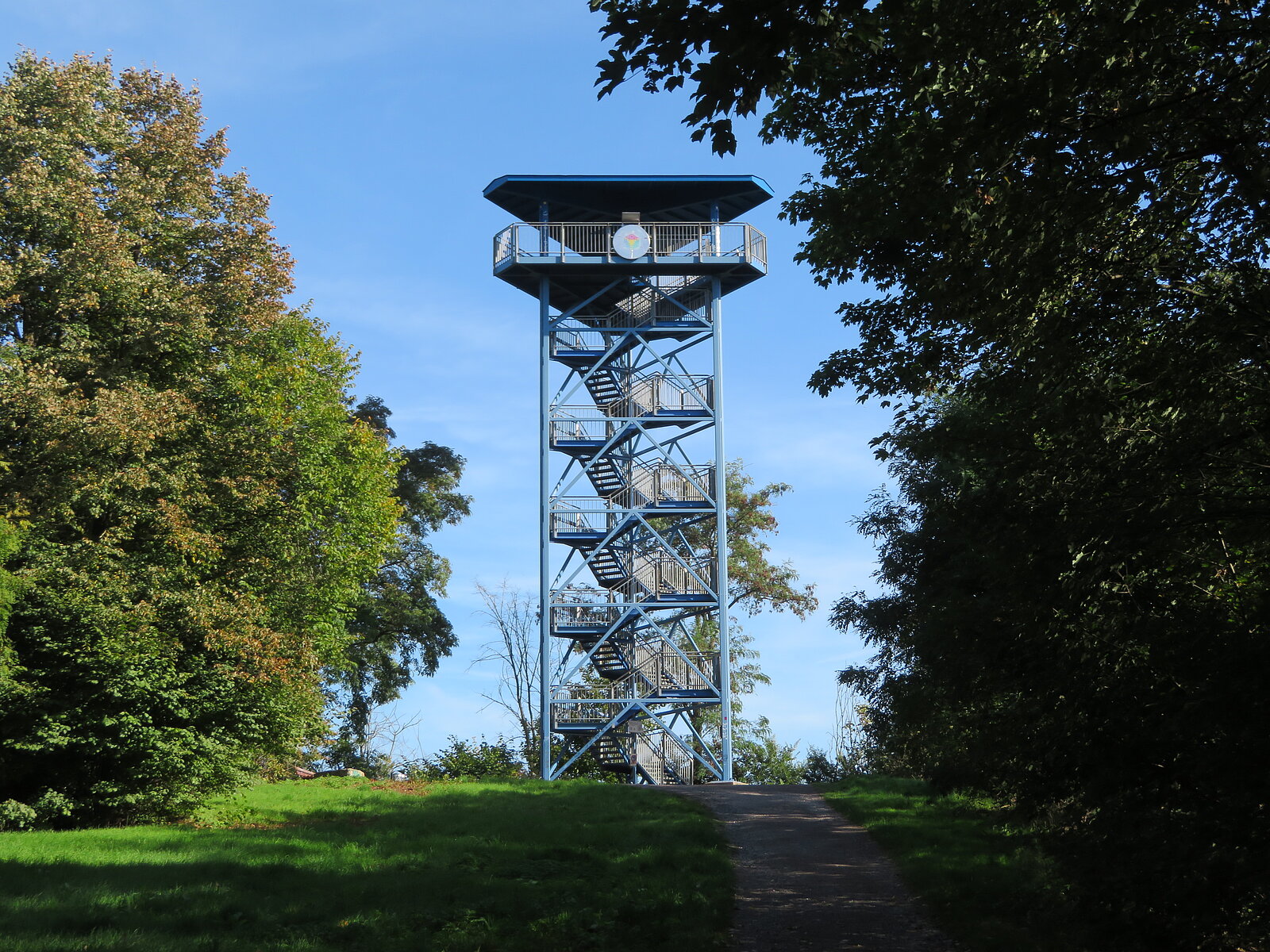 Offener Turm mit sichtbaren Treppen