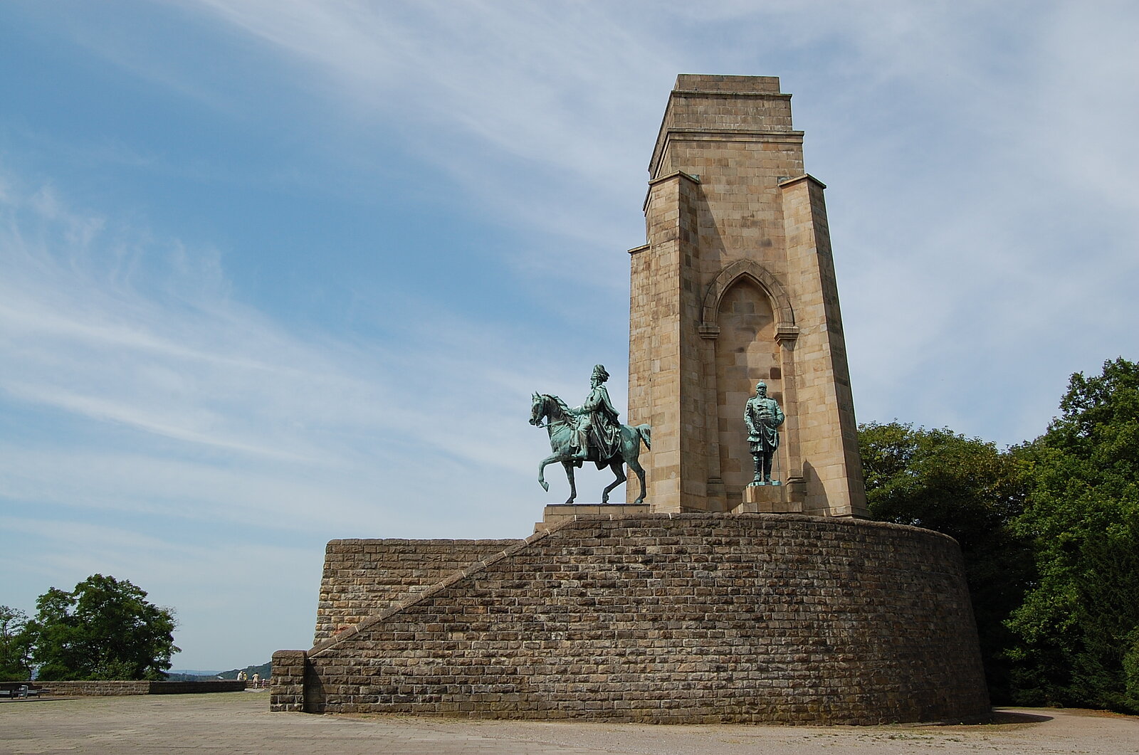 Denkmal mit Reiterstatue