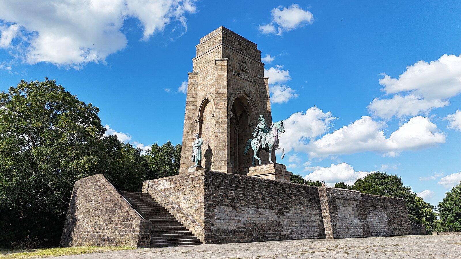 Denkmal mit Reiterstatue