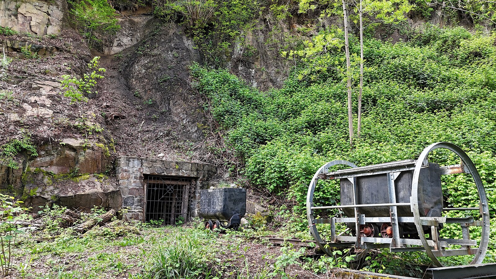 Förderwagen zum Kippen vor Felswand
