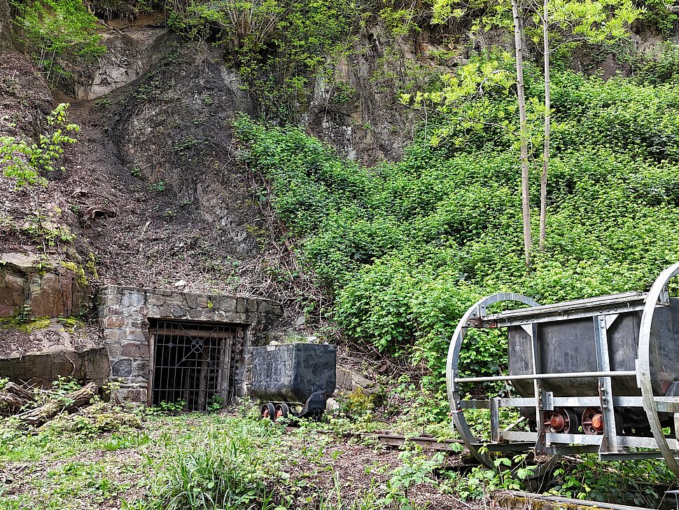 Förderwagen zum Kippen vor Felswand