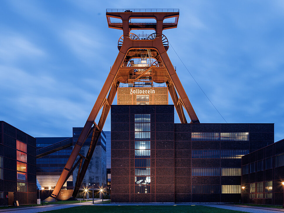 Förderturm am Abend