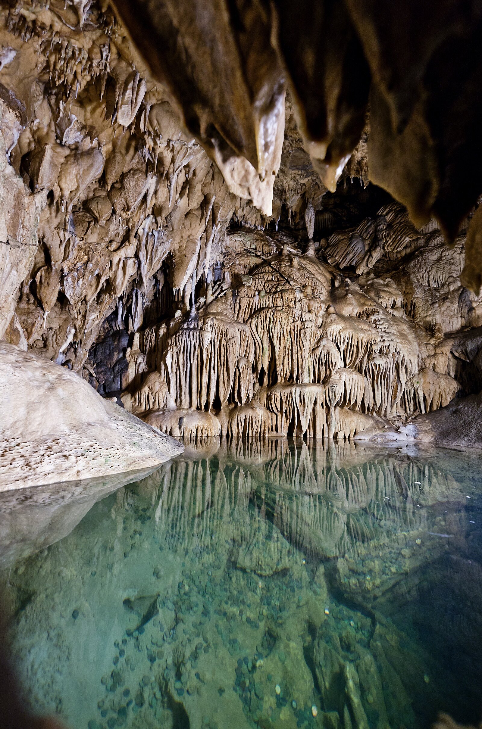 Türkiser Teich in Tropfsteinhöhle