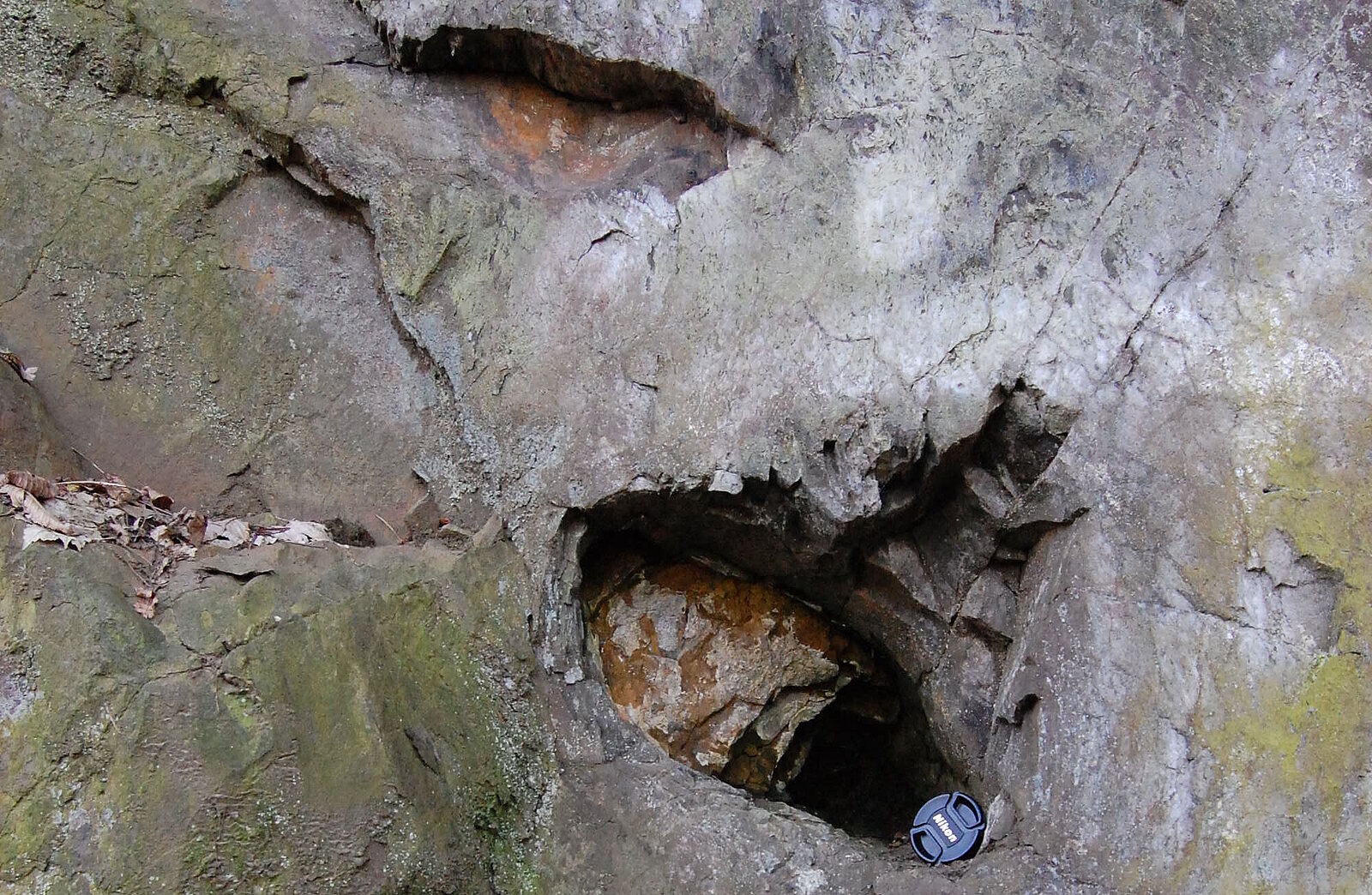 Rundliche Gesteinsgebilde in Felswand.