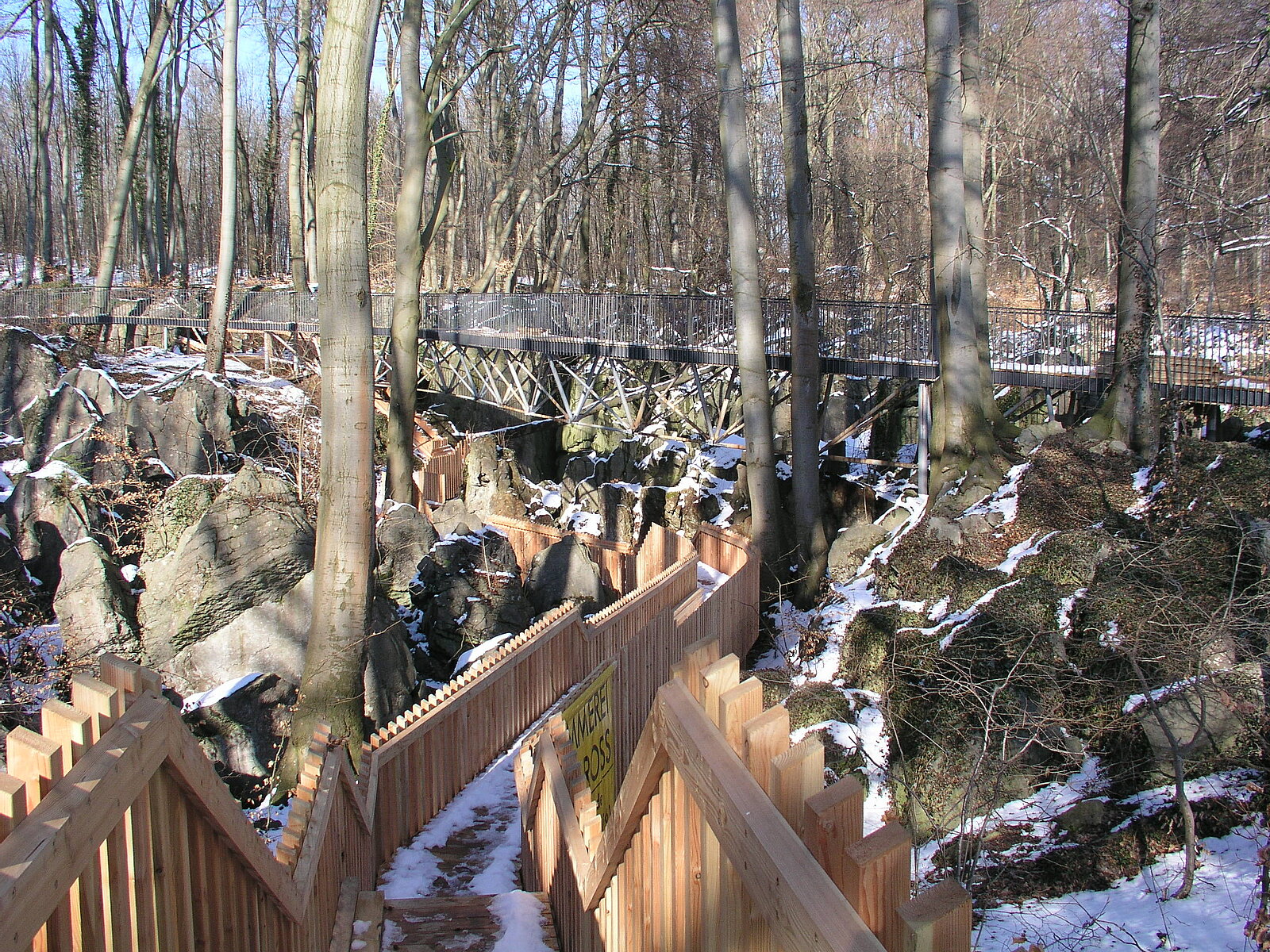 Brüclen aus Holz und Metall durch das Felsenmeer