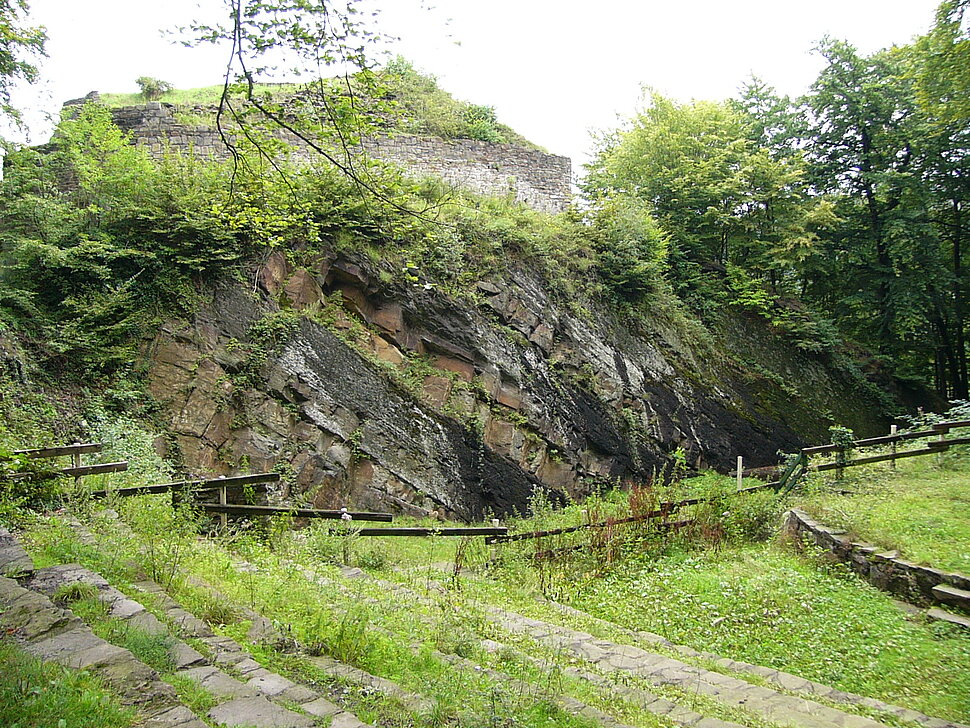 Felswand und Ruine