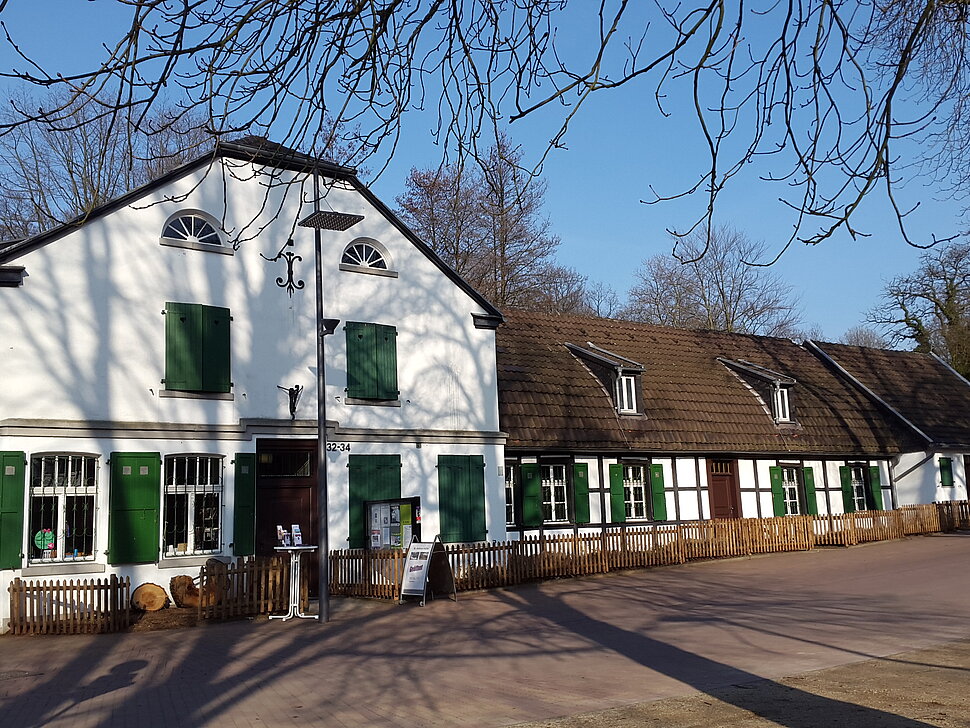 langgestrecktes Fachwerkgebäude