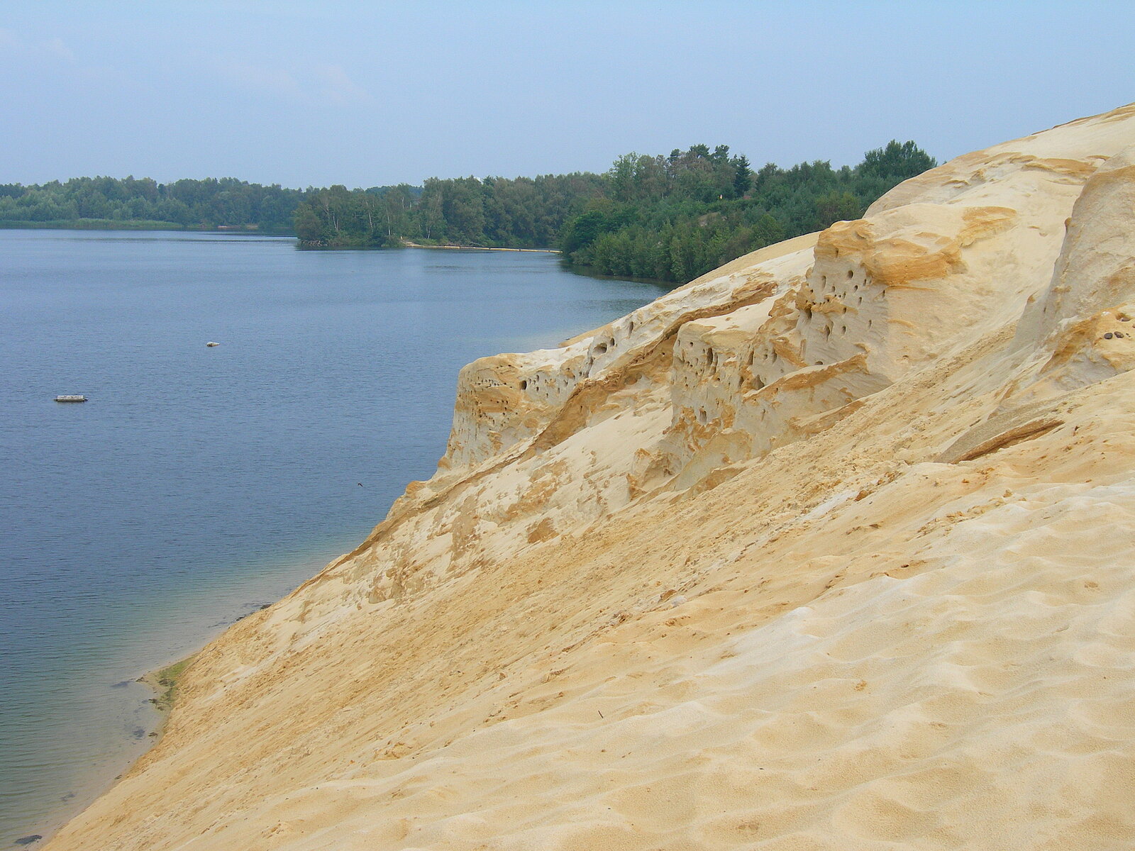 Heller Sand mit rundlichen Löchern