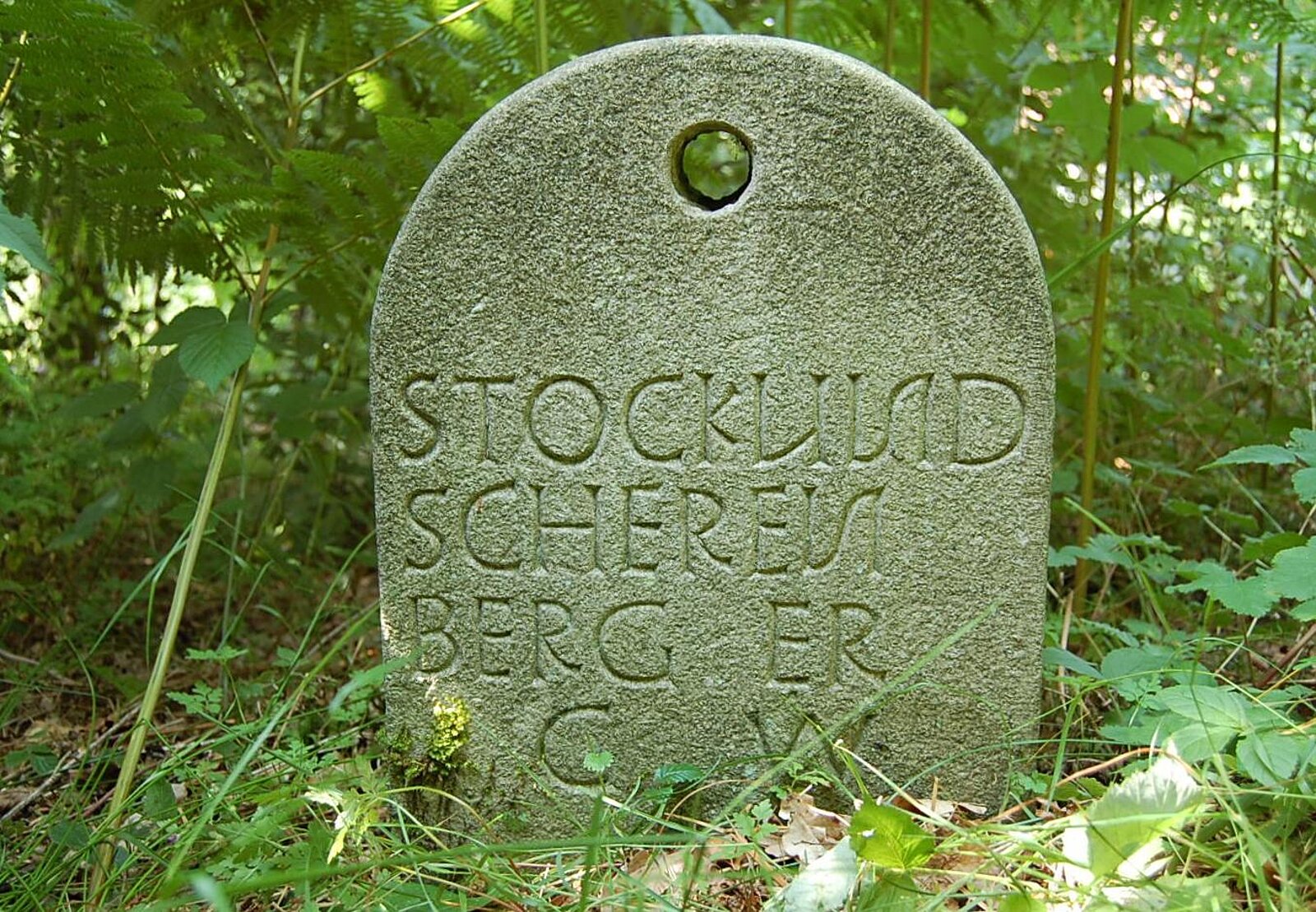 Beschrifteter Stein mit Loch