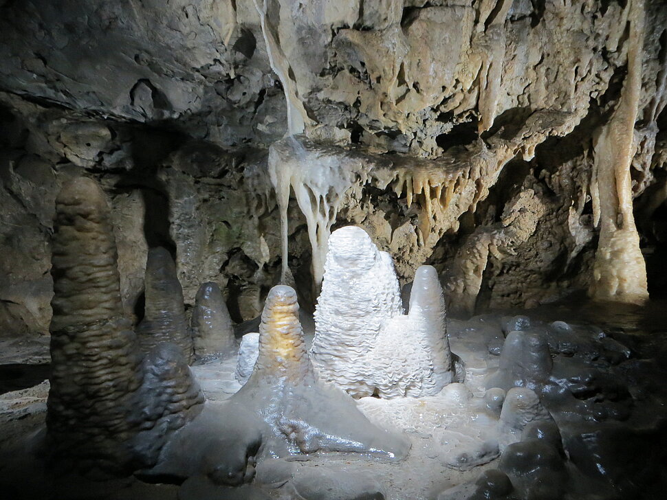 Stehende Tropfsteine und versinterte Decke.