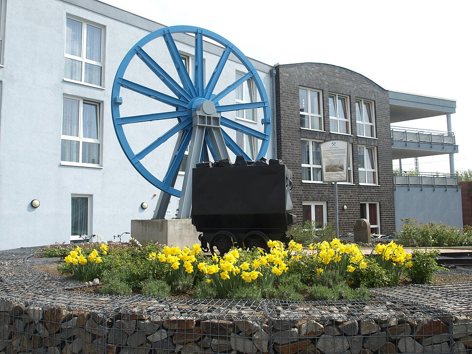 Großes blaues Rad und Förderwagen