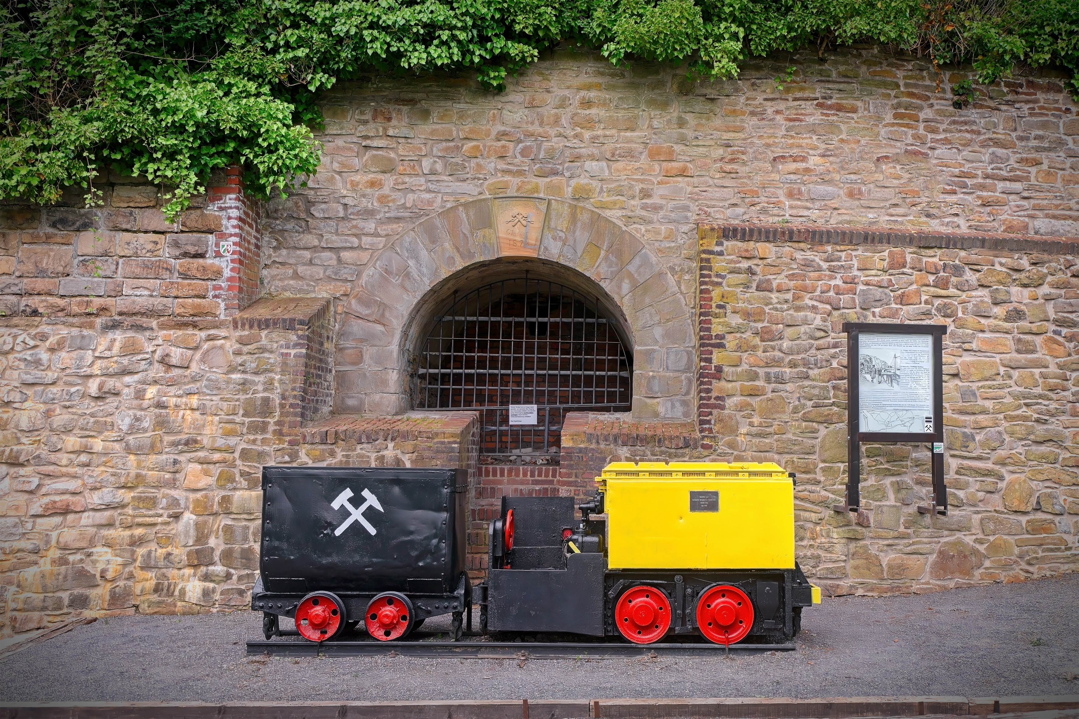 Grubenwagen vor Stolleneingang