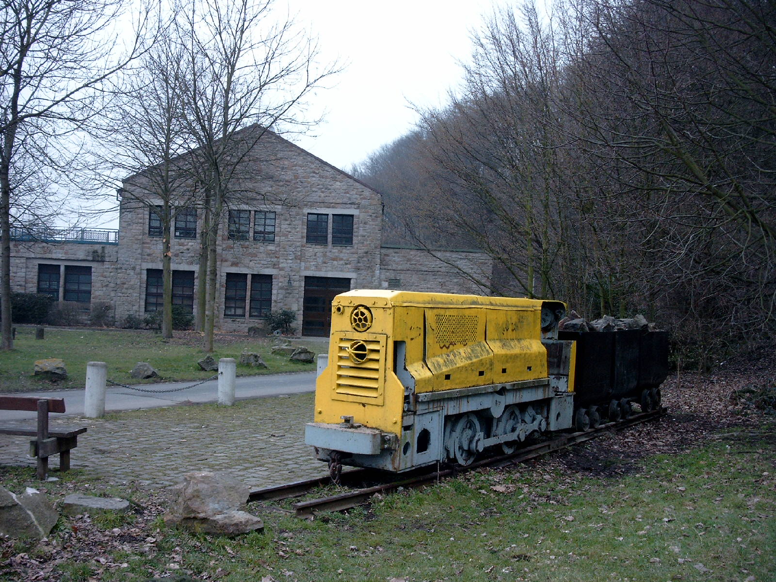 Sandsteingebäude mit Grubenbahn