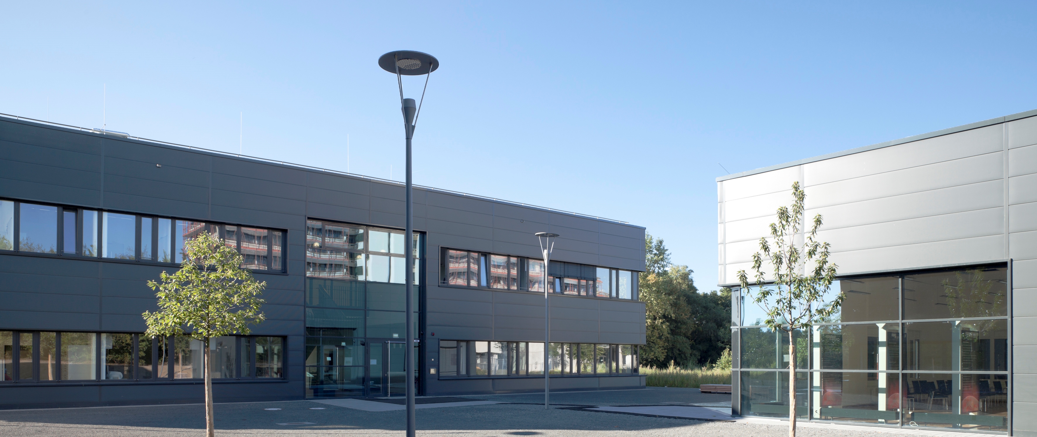 Zwei flache Gebäude