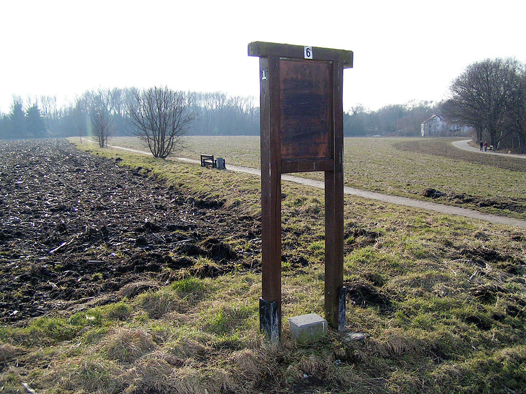 Infotafel in Landschaft