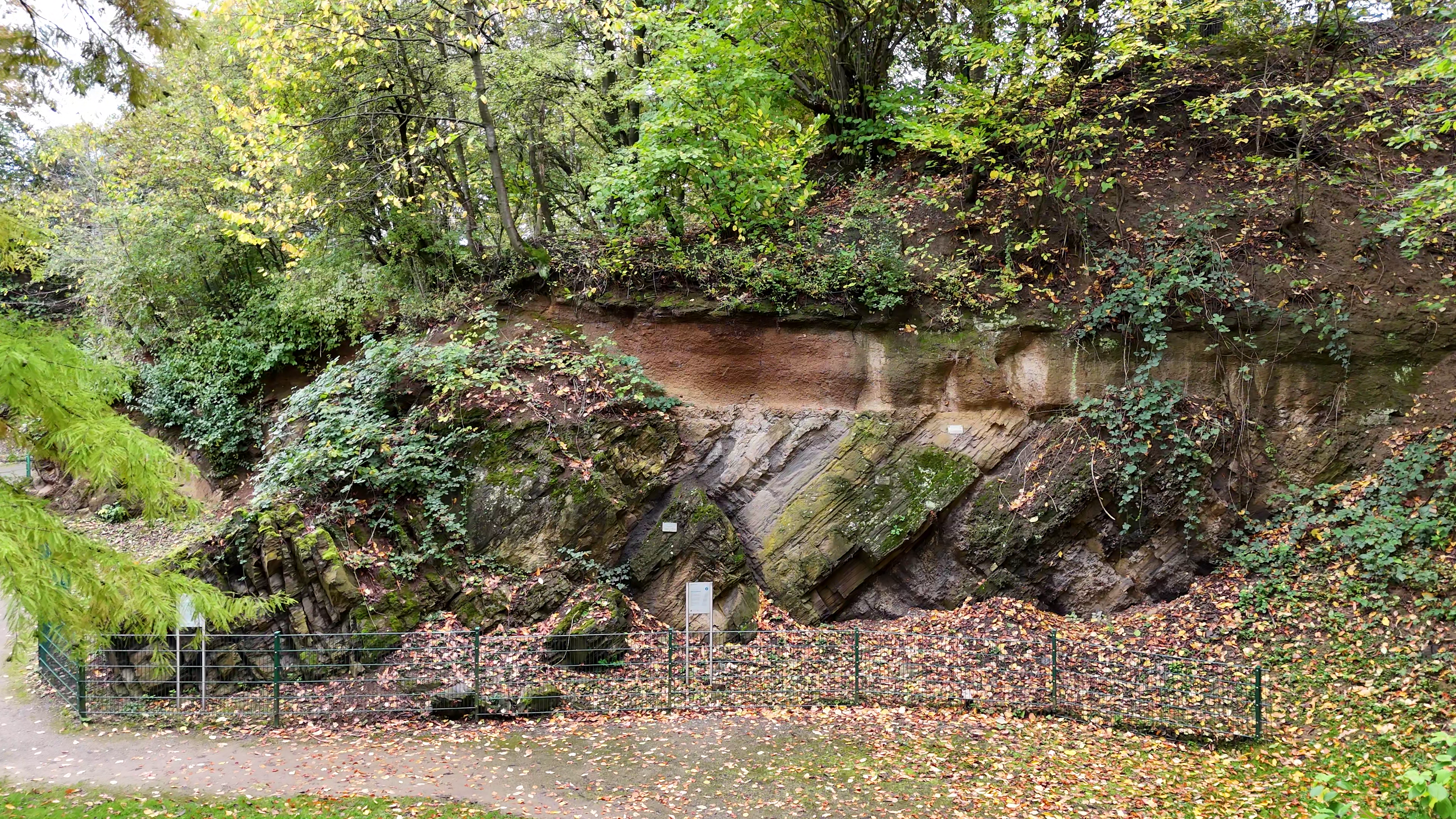 Hotozontale Schichten über schräg stehenden Schichten. 